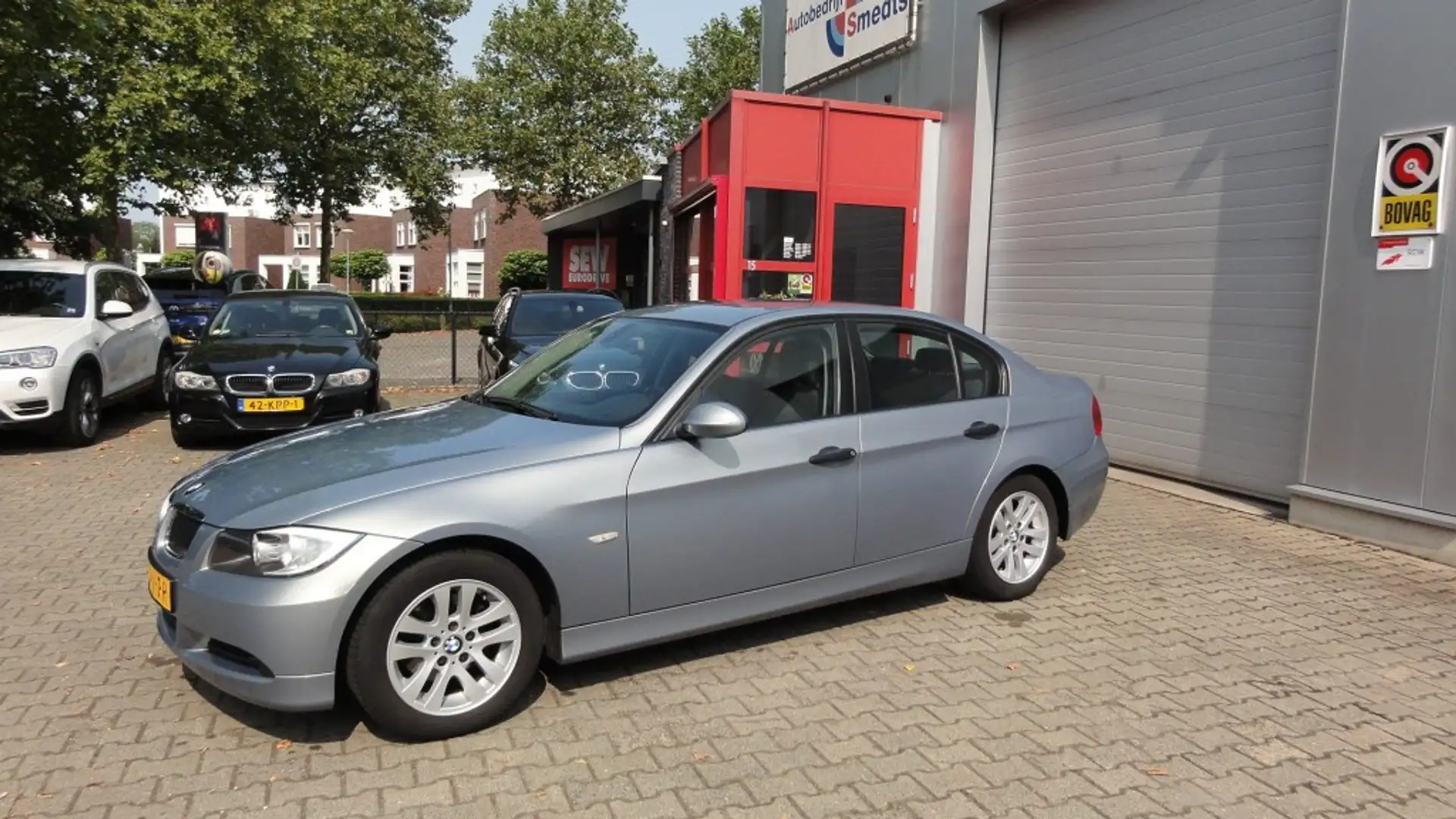 BMW 318 318i Dynamic Executive. Gris - 1