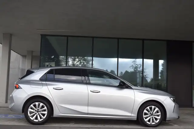 Opel Astra view 3