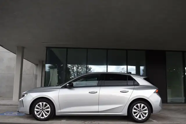 Opel Astra view 4