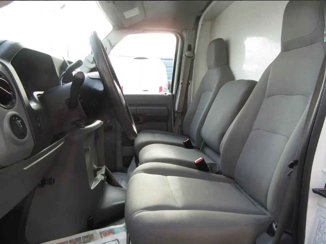Ford E-450 Super Duty DRW снимка Ford E-450 Super Duty DRW