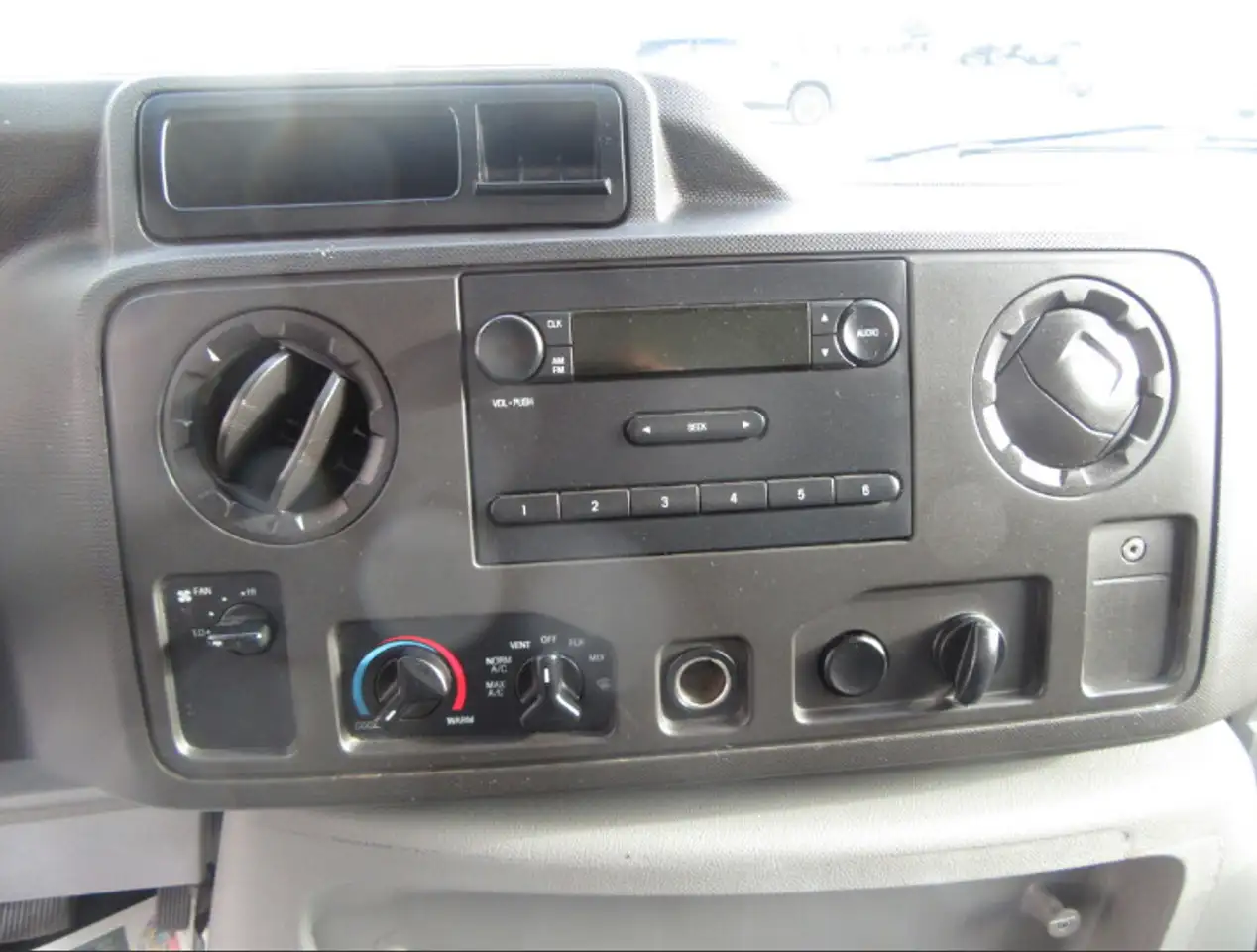 Ford E-450 Super Duty DRW снимка Ford E-450 Super Duty DRW