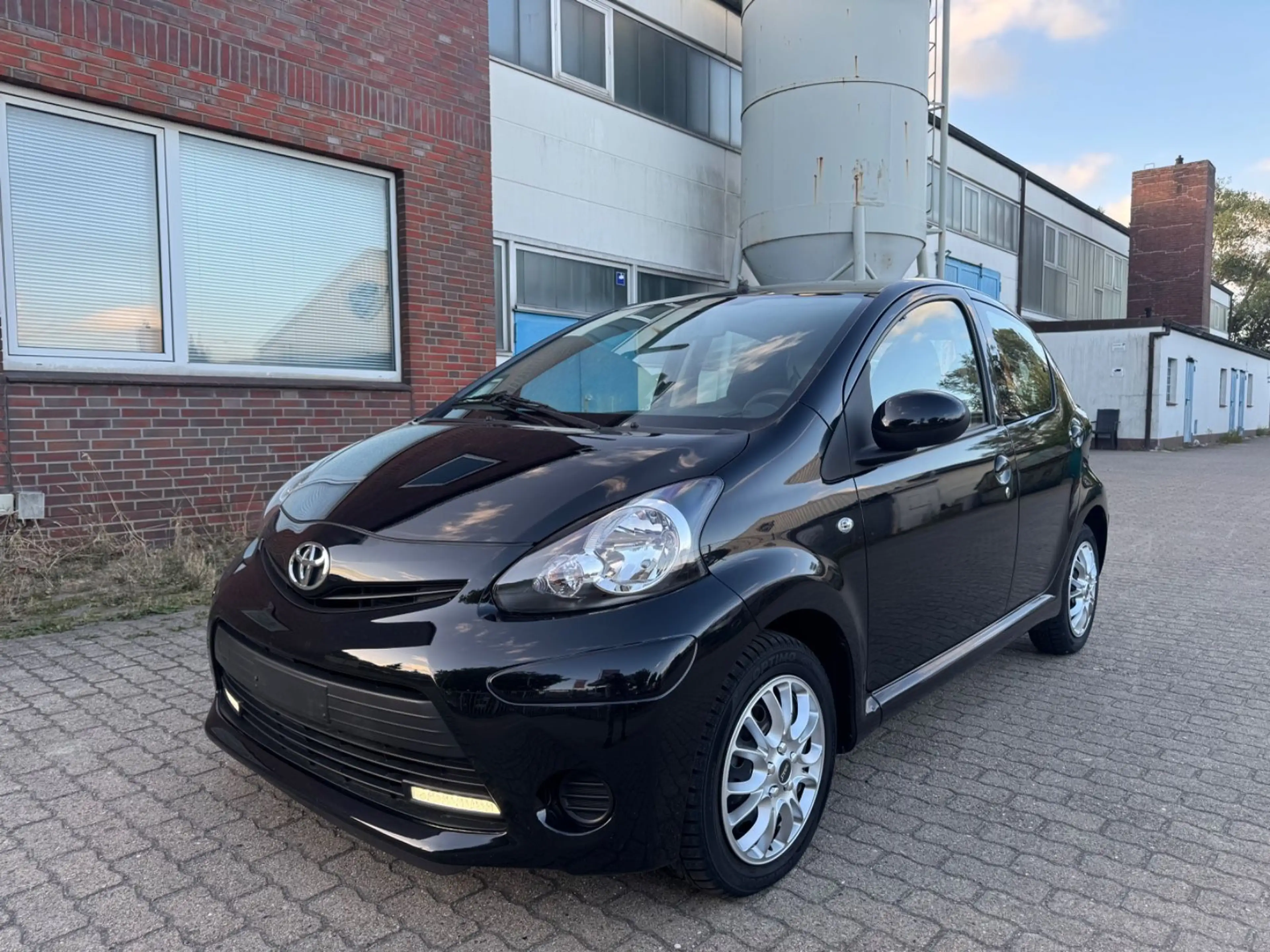 Toyota Aygo KLIMA TÜV NEU WENIG KM ERSTE HAND — photo 3