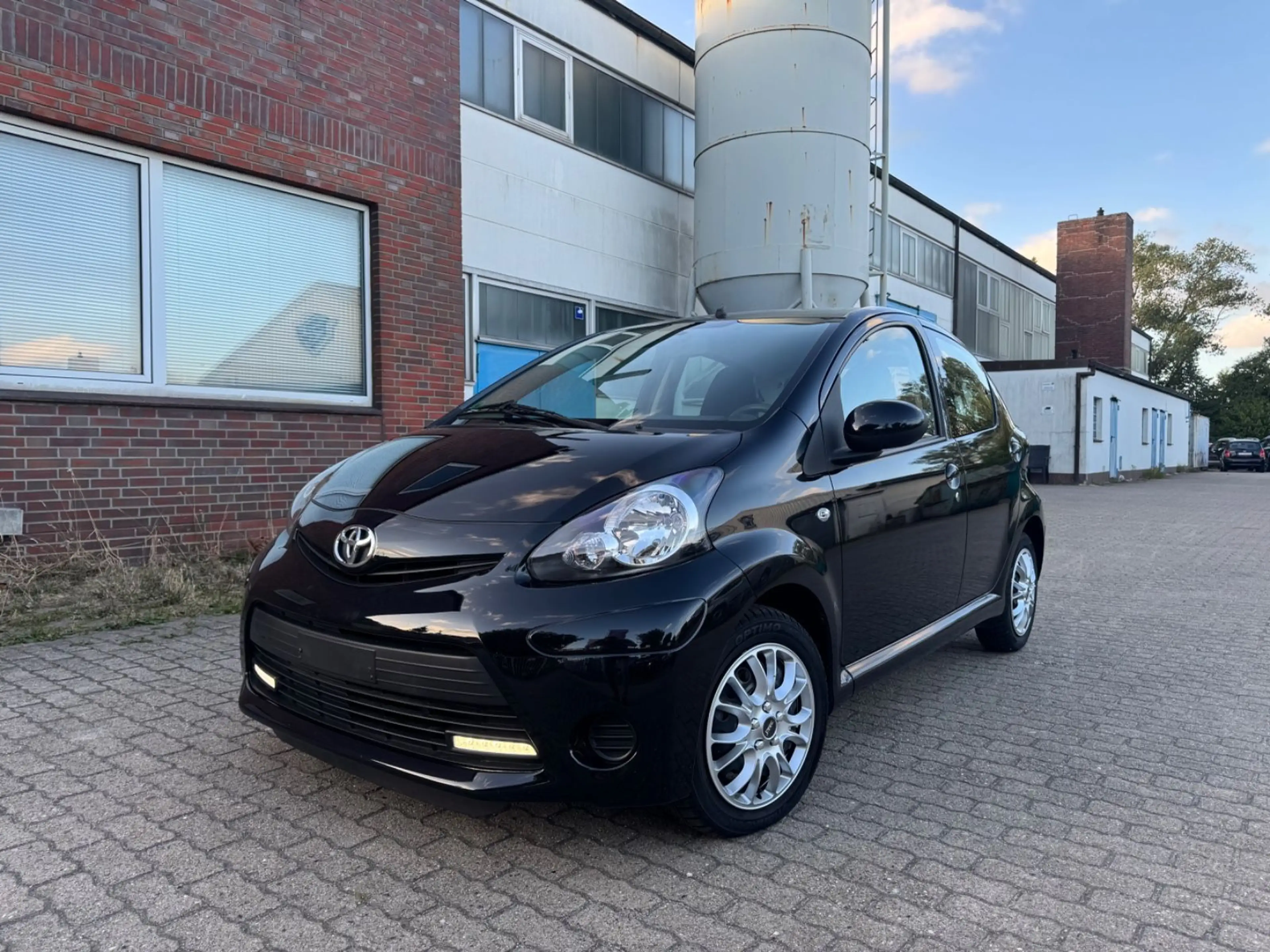 Toyota Aygo KLIMA TÜV NEU WENIG KM ERSTE HAND — photo 2