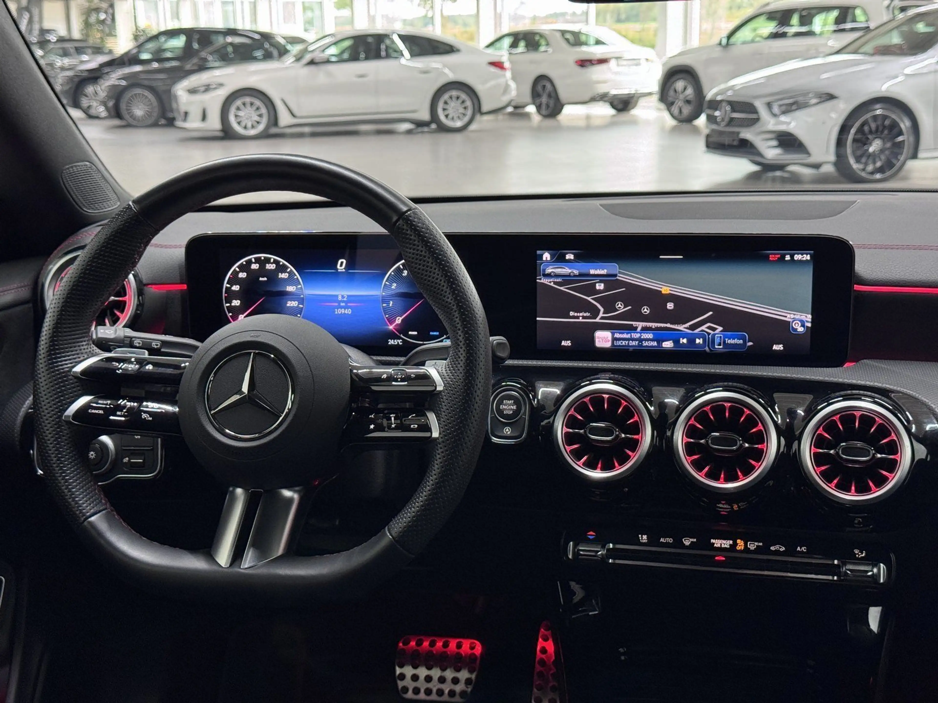 Mercedes-Benz CLA 180 AMG+DISTR+KEYLESS+LED+NAVI+360°+AMBIE — photo 10