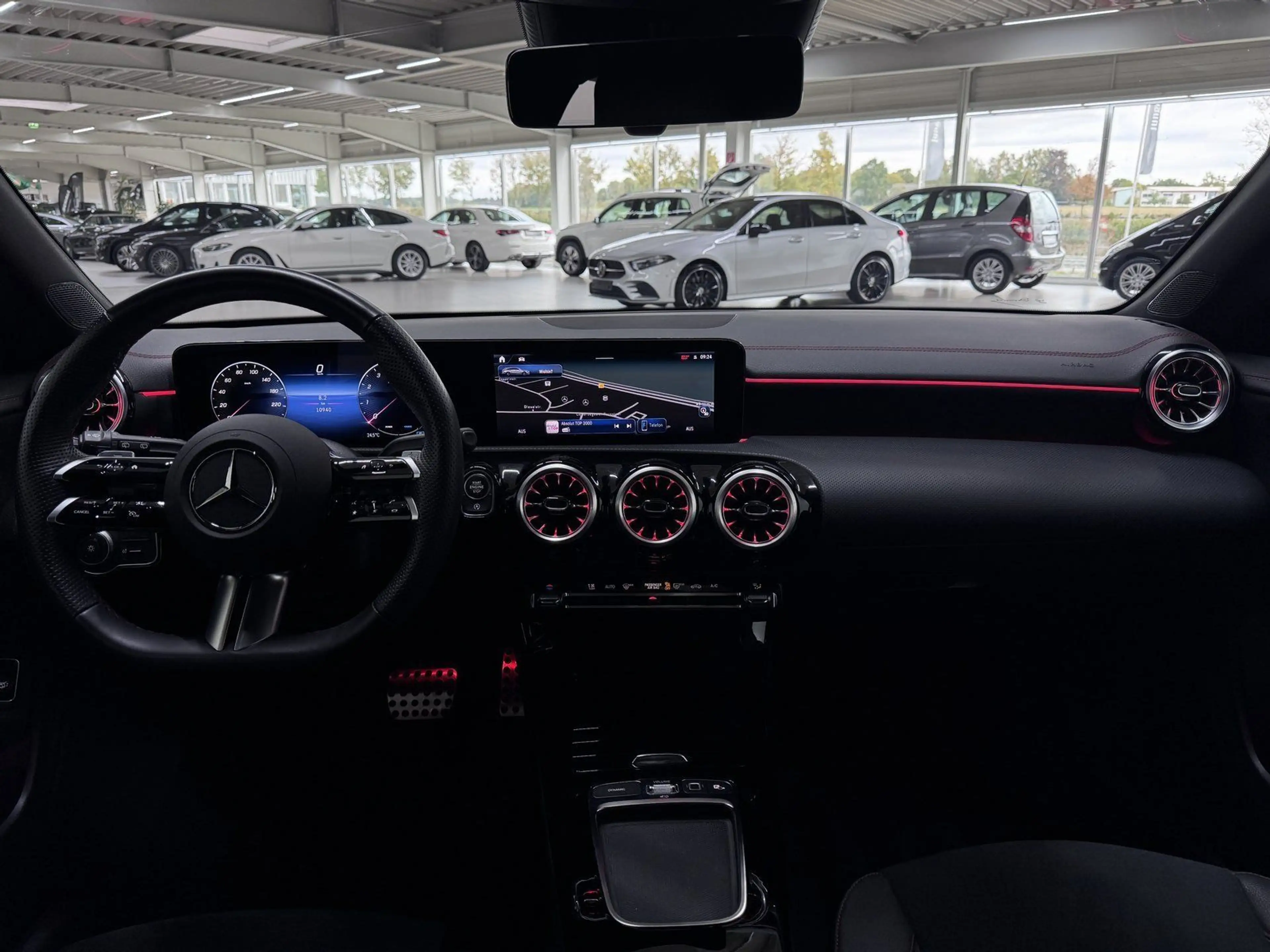Mercedes-Benz CLA 180 AMG+DISTR+KEYLESS+LED+NAVI+360°+AMBIE — photo 9