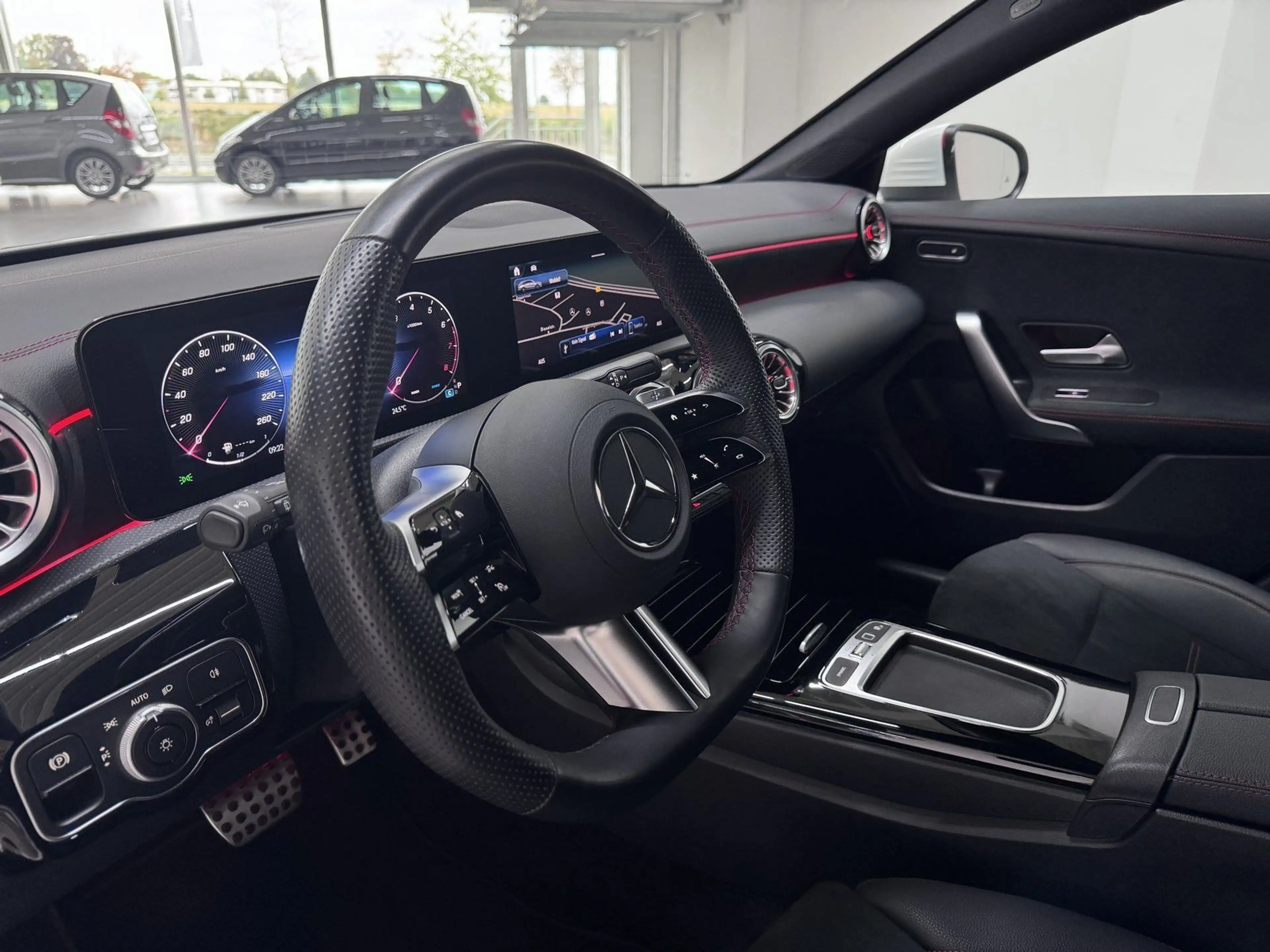 Mercedes-Benz CLA 180 AMG+DISTR+KEYLESS+LED+NAVI+360°+AMBIE — photo 8