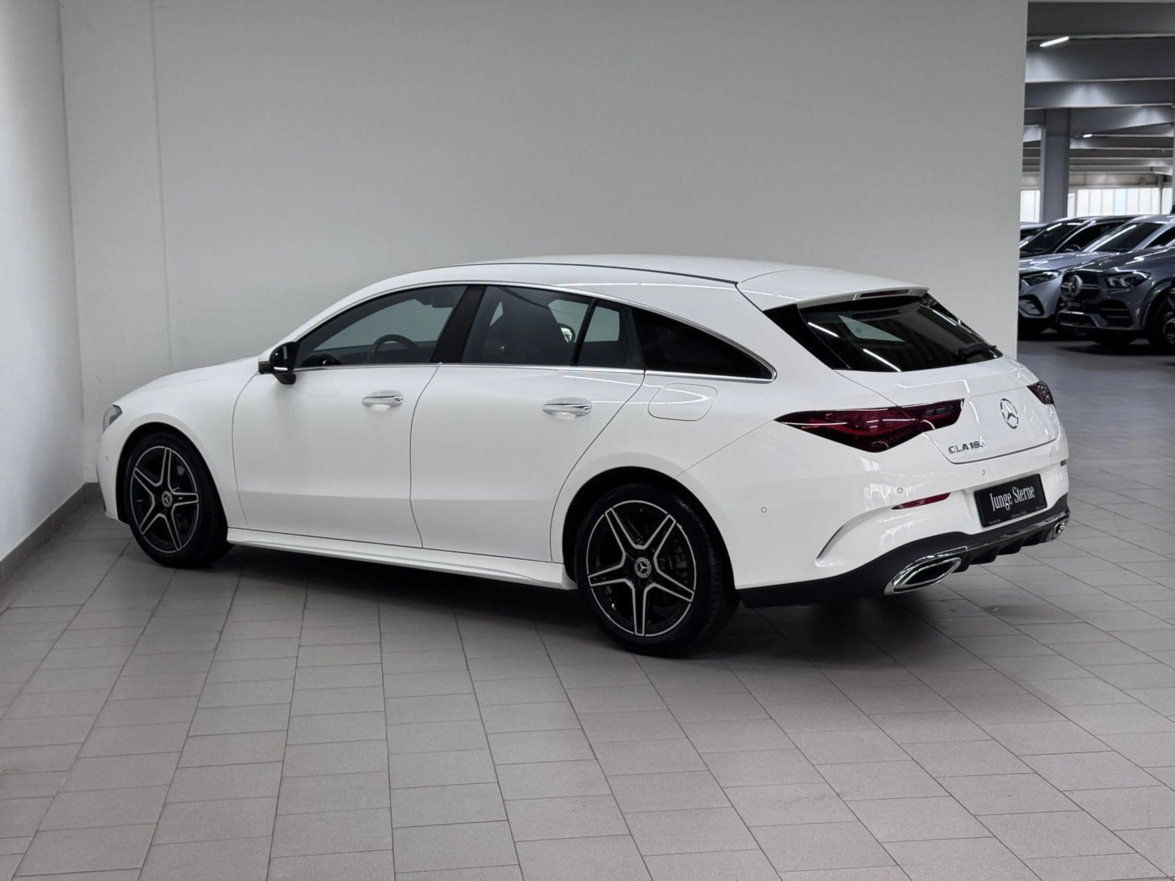 Mercedes-Benz CLA 180 AMG+DISTR+KEYLESS+LED+NAVI+360°+AMBIE — photo 3