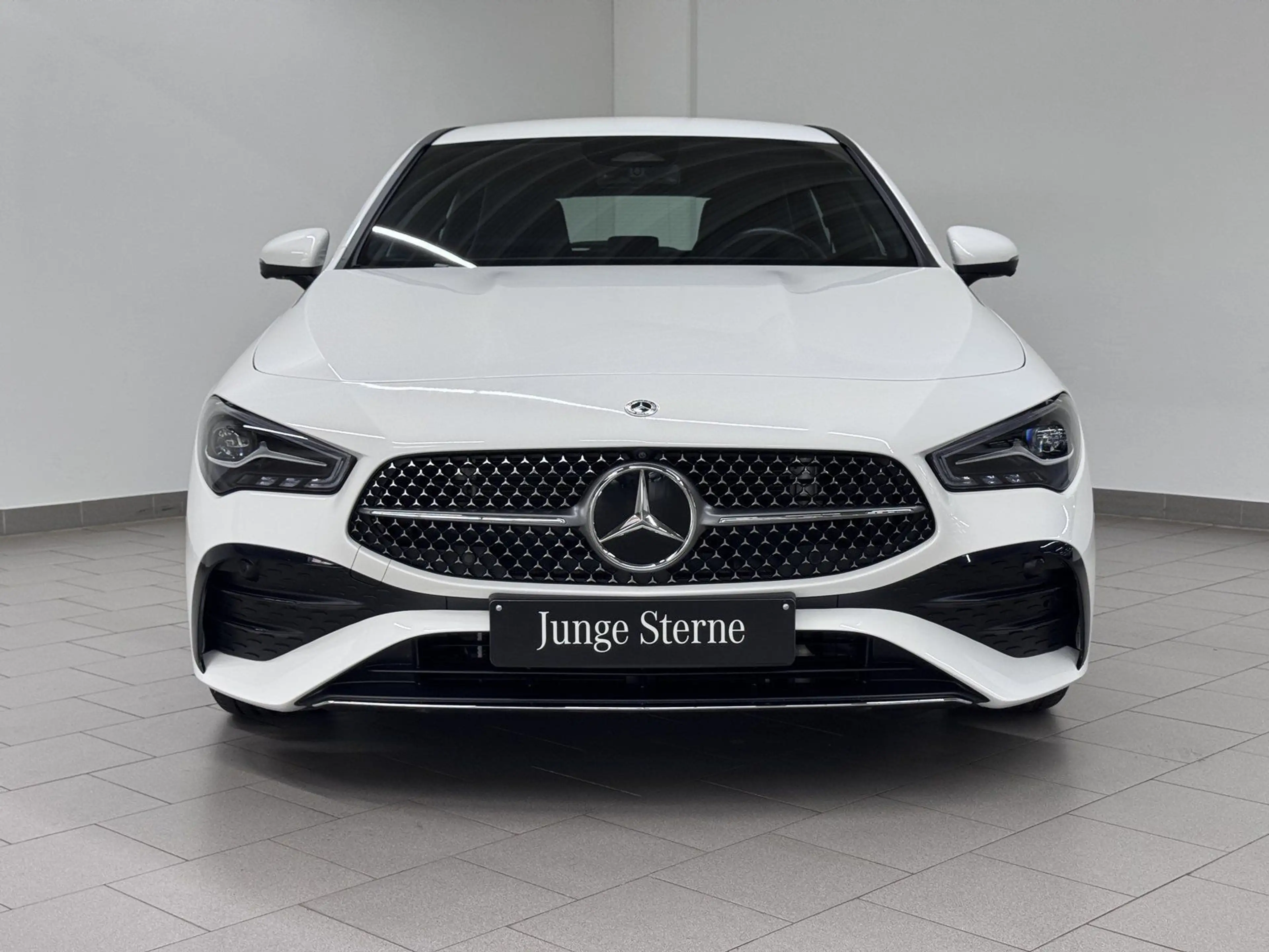 Mercedes-Benz CLA 180 AMG+DISTR+KEYLESS+LED+NAVI+360°+AMBIE — photo 4