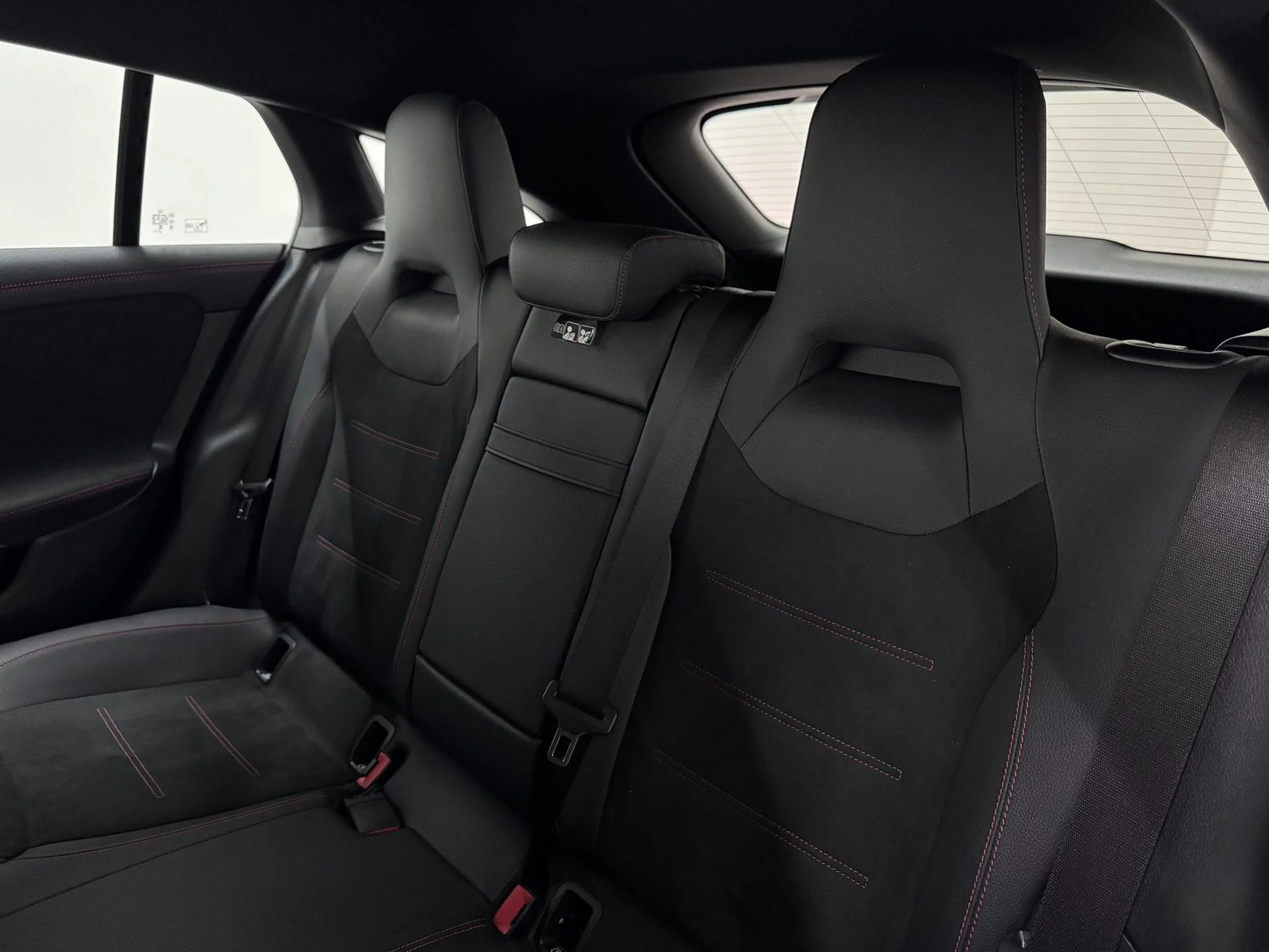 Mercedes-Benz CLA 180 AMG+DISTR+KEYLESS+LED+NAVI+360°+AMBIE — photo 13