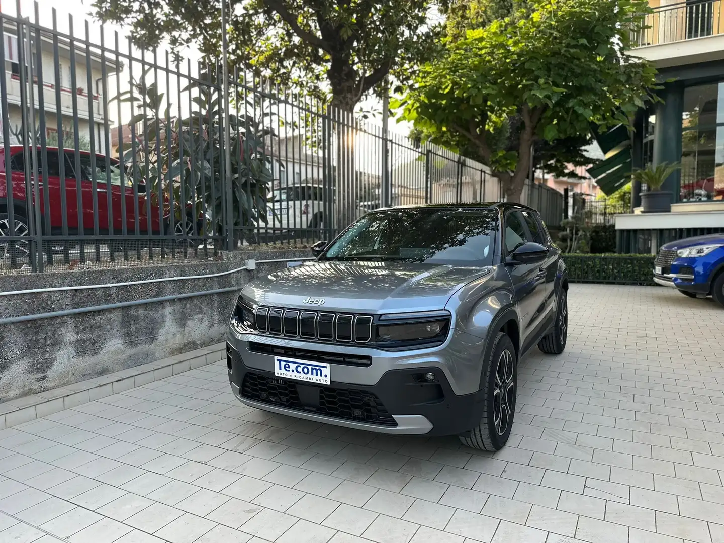 Jeep Avenger 1.2 turbo e-hybrid mhev Summit 110cv edct6 KM ZERO Grigio - 1