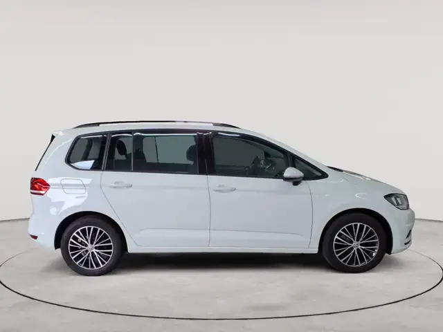 Volkswagen Touran view 3