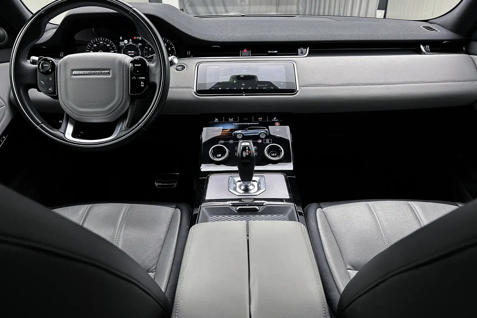 Land Rover Range Rover Evoque 2.0 P250 AWD SE | Achteruitrijcamera | Parkeerassi Grijs - 2