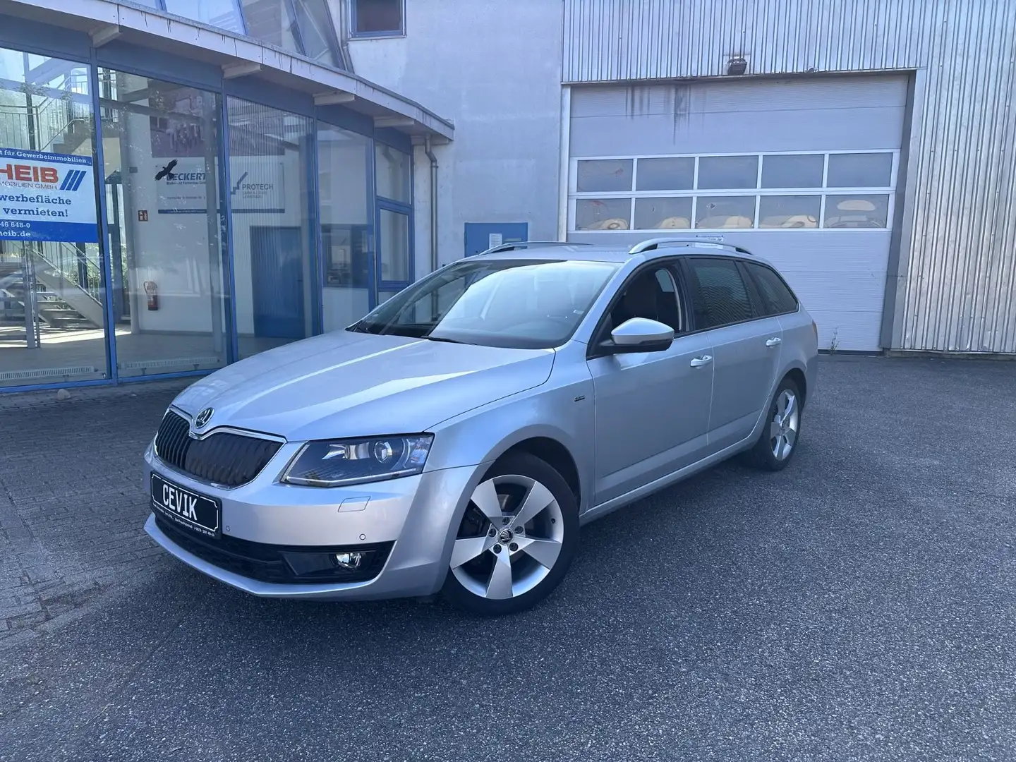 Skoda Octavia Combi Joy/ Xenon / Navi / AHK / CarPlay Silber - 2