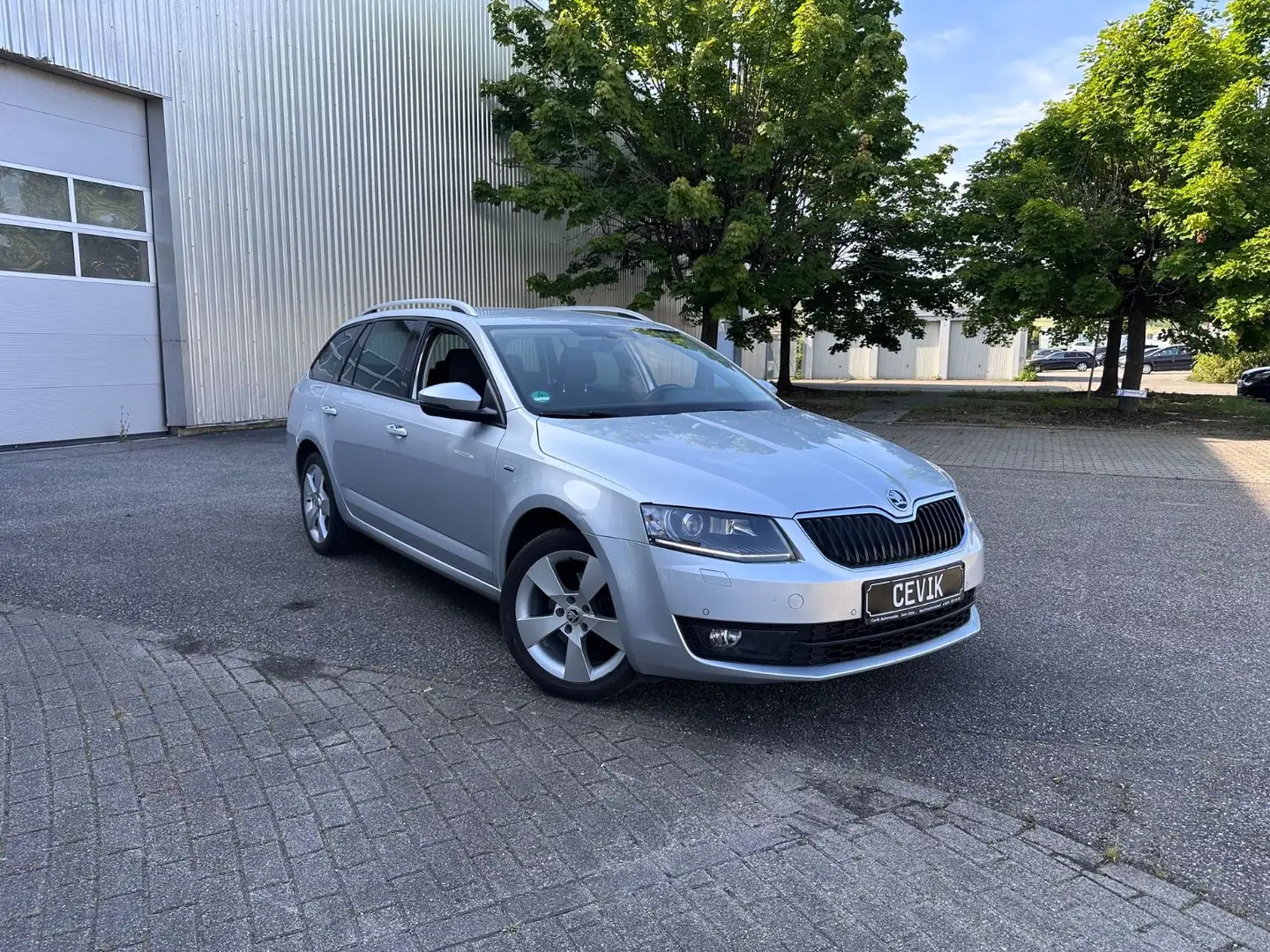 Skoda Octavia Combi Joy/ Xenon / Navi / AHK / CarPlay Silber - 1