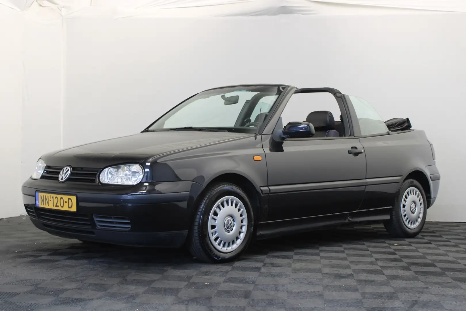 Volkswagen Golf Cabriolet 1.8 Trendline Černá - 1