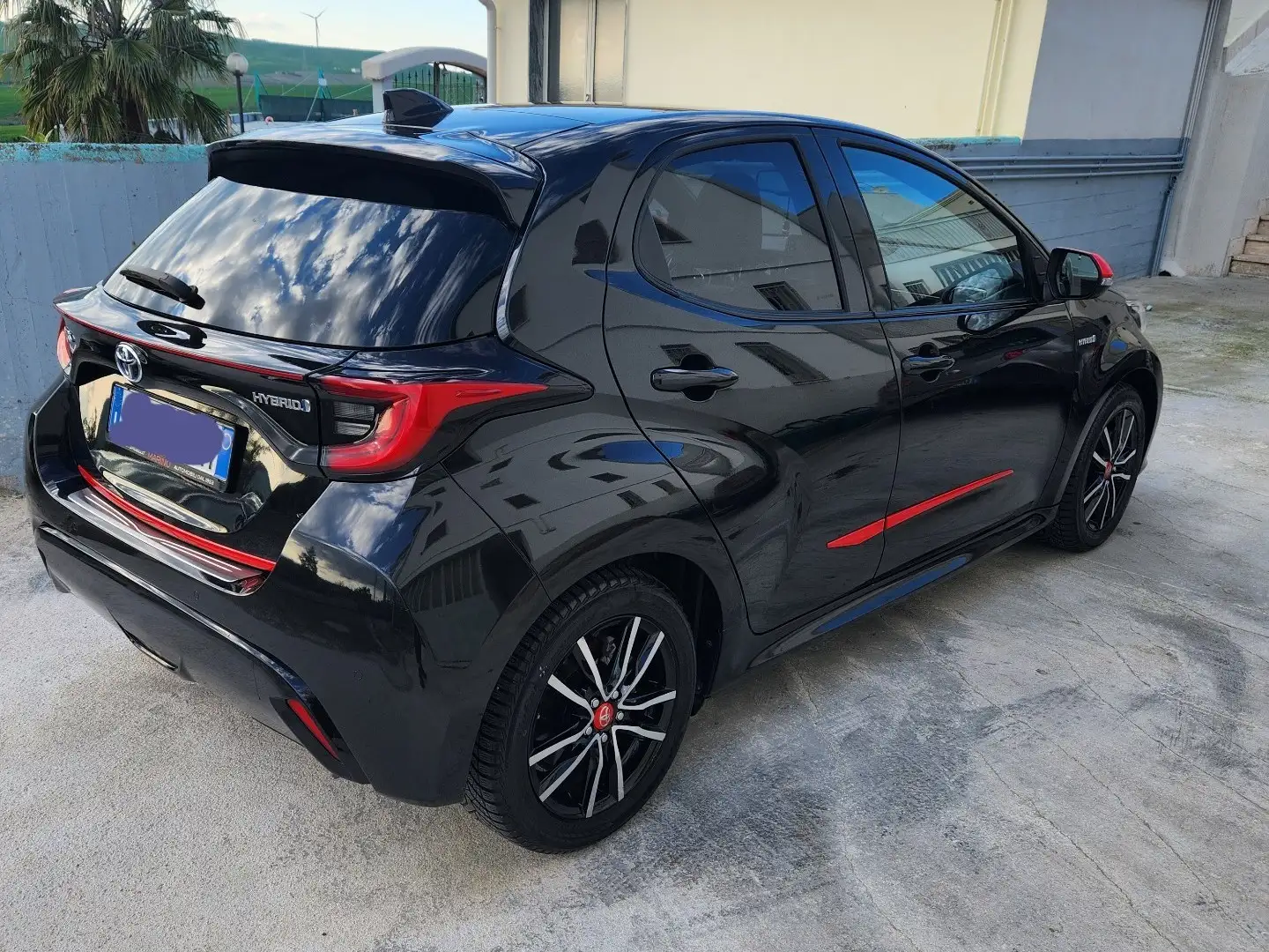 Toyota Yaris 1.5h Lounge Nero - 2