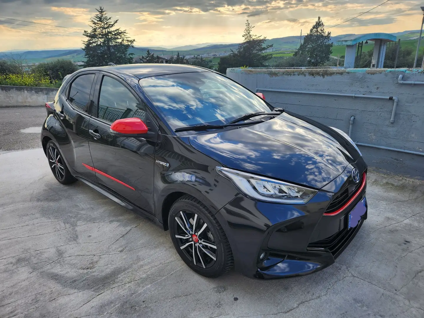 Toyota Yaris 1.5h Lounge Nero - 1