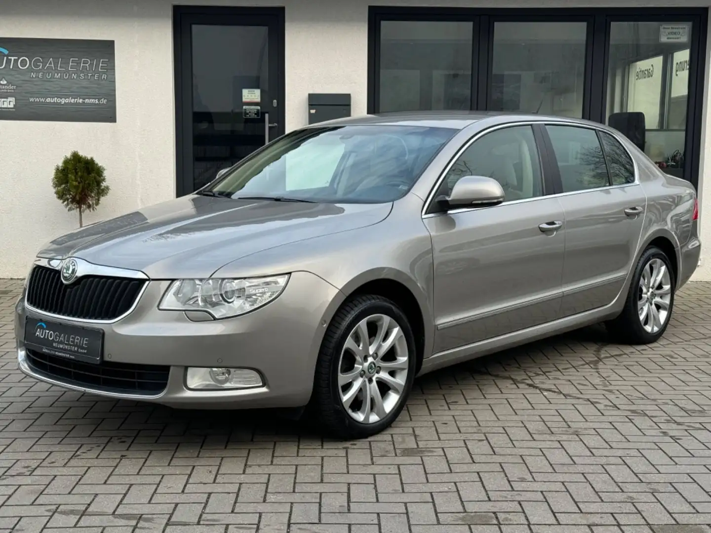 Skoda Superb Elegance°Memory°Bi-Xenon°SHZ°AHK°PDC Beige - 1