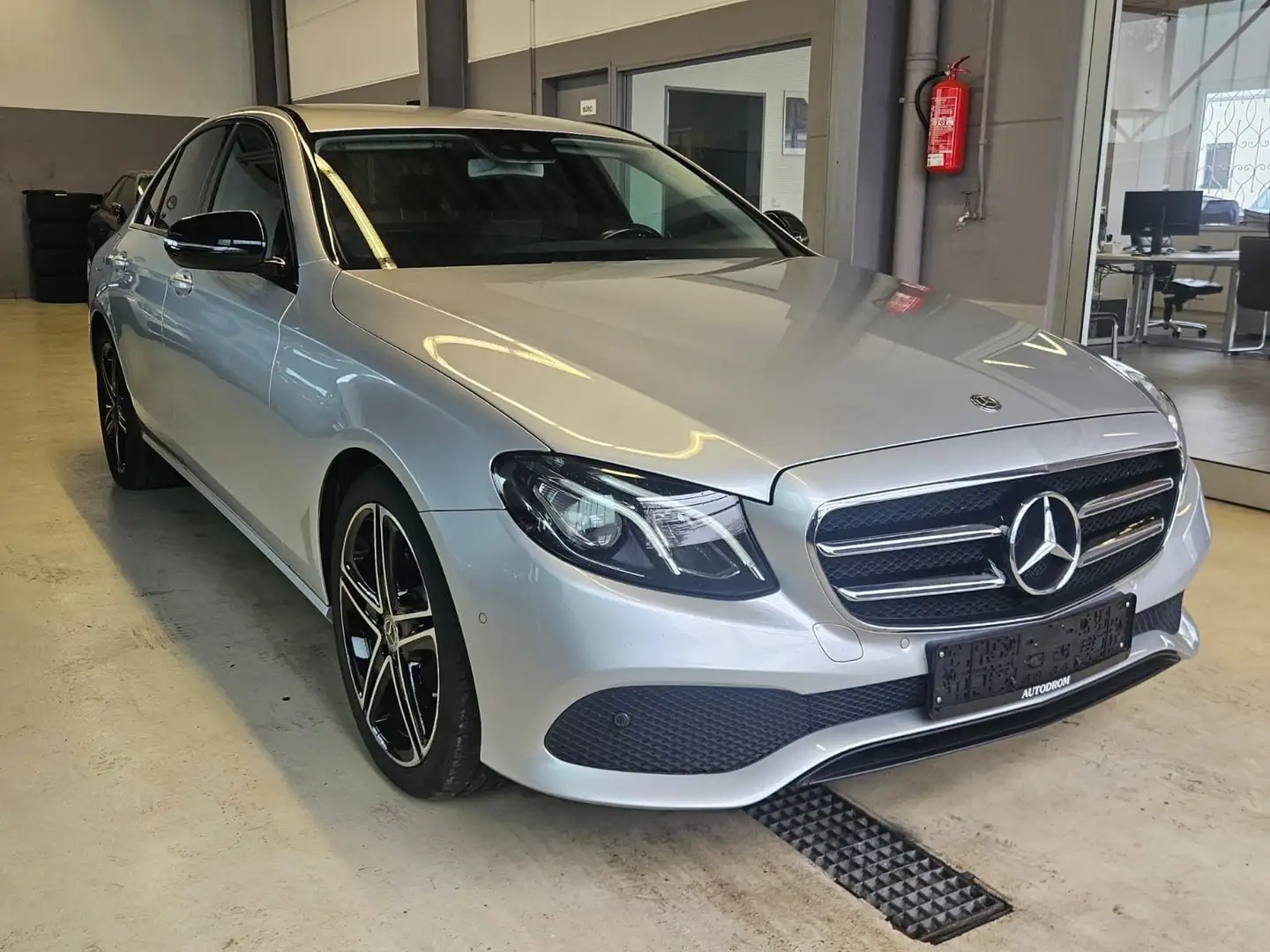 Mercedes-Benz E 220 d Lim.+Widescreen+Night Paket+Kamera Argent - 1