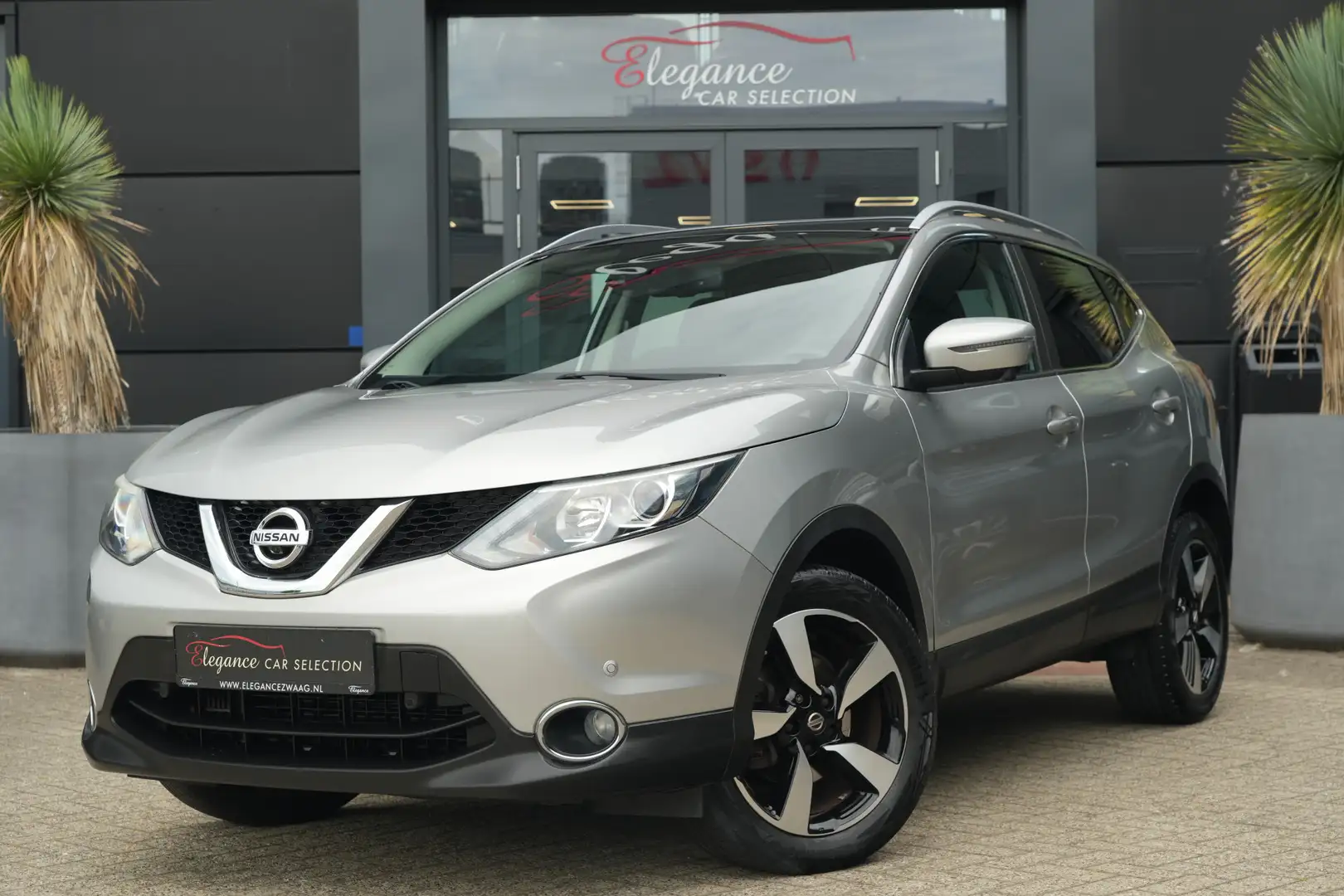 Nissan Qashqai 1.6 N-Connecta 164pk Panoramadak/Trekhaak/360Camer Grijs - 1
