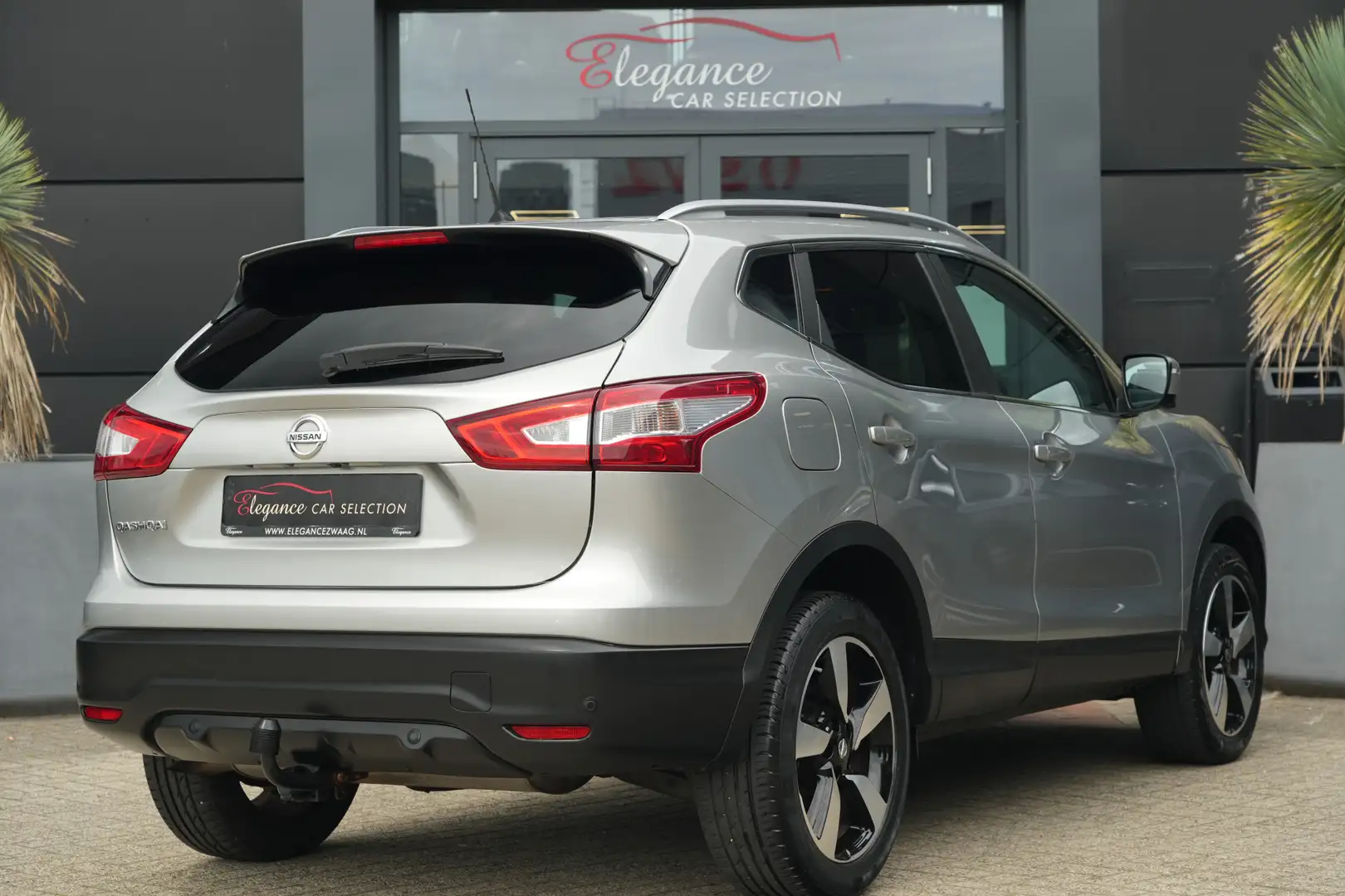 Nissan Qashqai 1.6 N-Connecta 164pk Panoramadak/Trekhaak/360Camer Grijs - 2