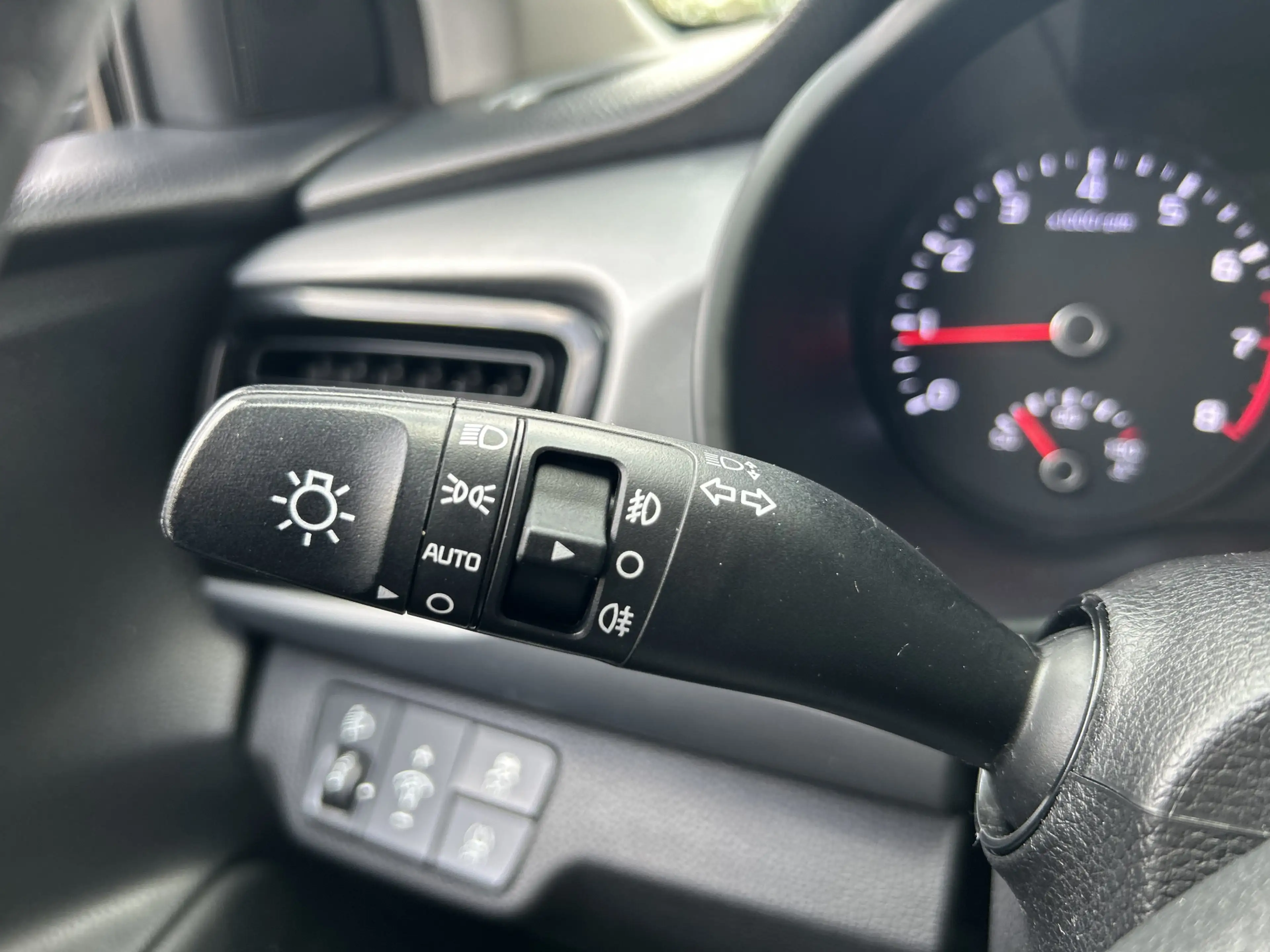 Kia Rio 1.2 CVVT DynamicLine // LED // NAVI + CARPLAY // C — photo 12