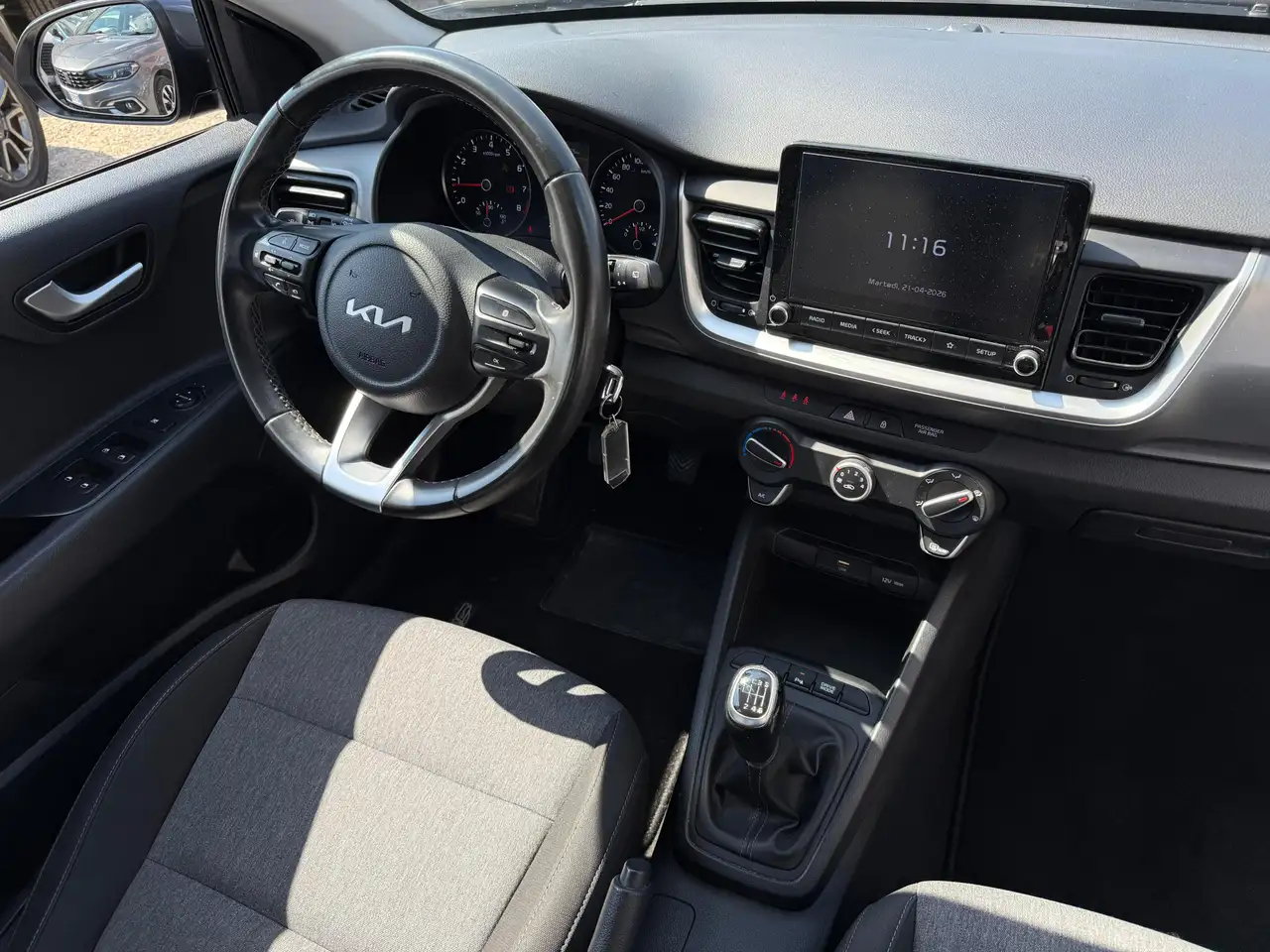 Kia Stonic Hybrid 101cv **Moderna, Sicura, Conveniente** 8