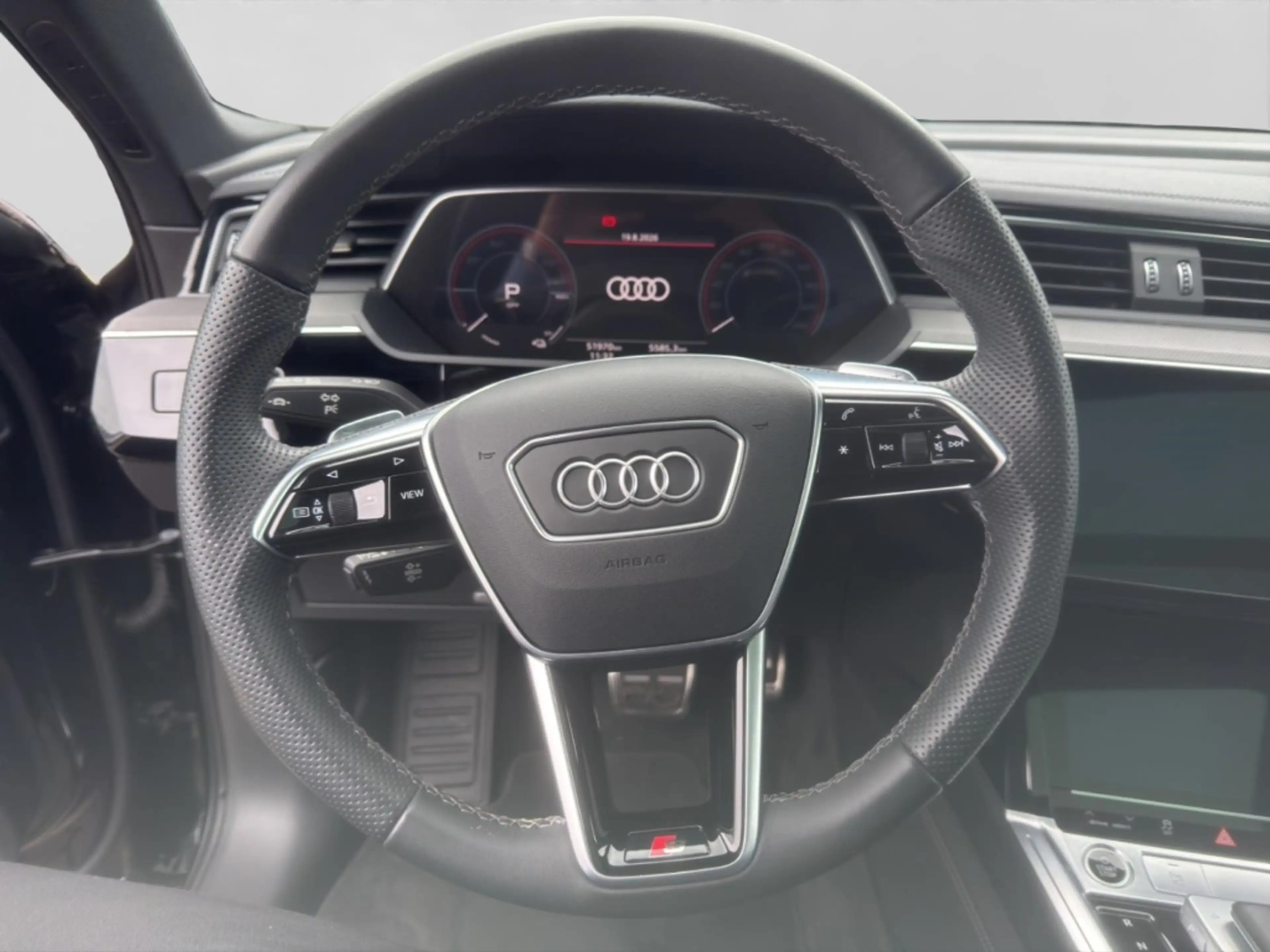 Audi Q8 e-tron 50 quattro S line ALu Matrix-LED Kamera Pano Navi — photo 9