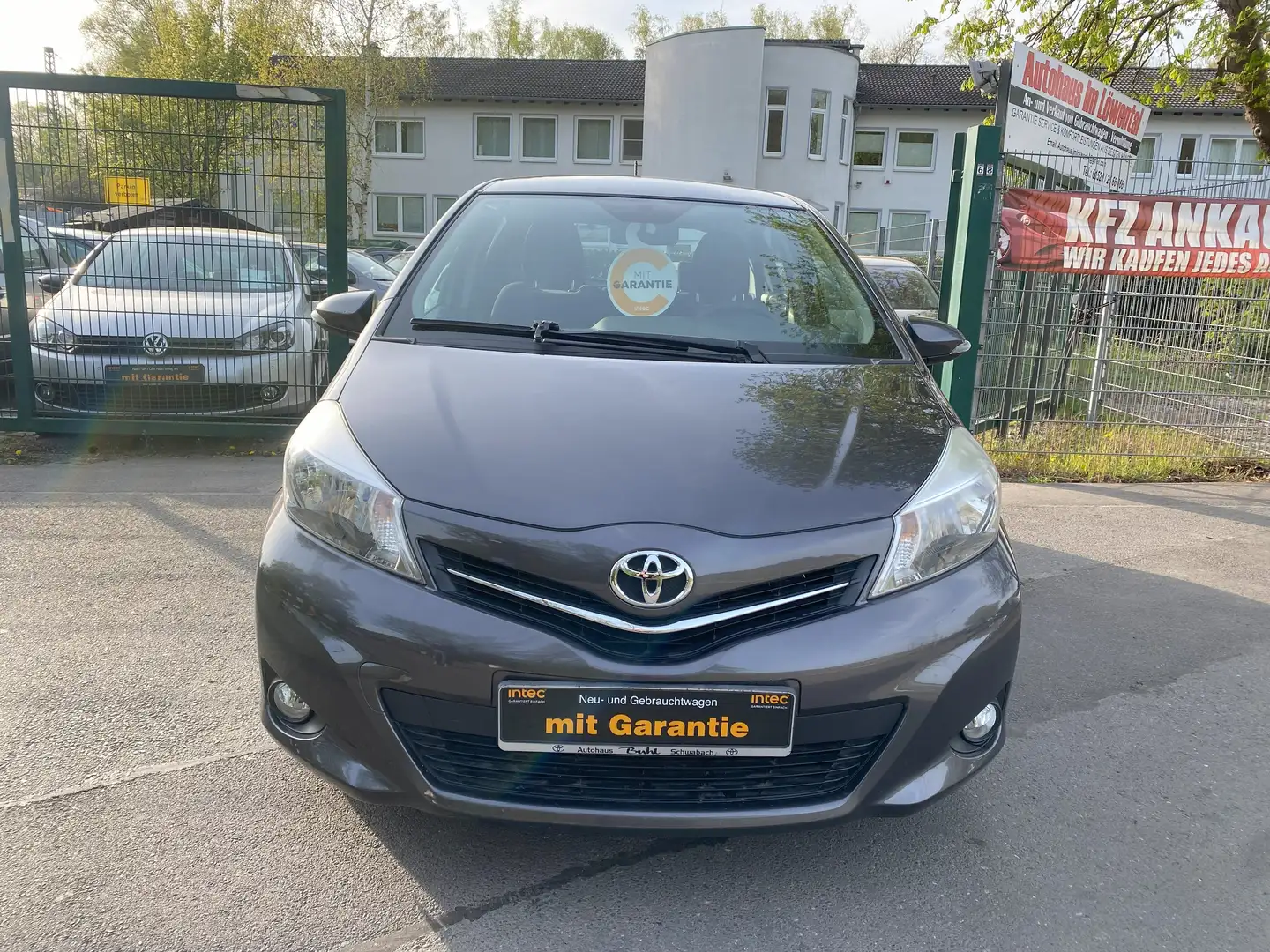 Toyota Yaris Life Gris - 2