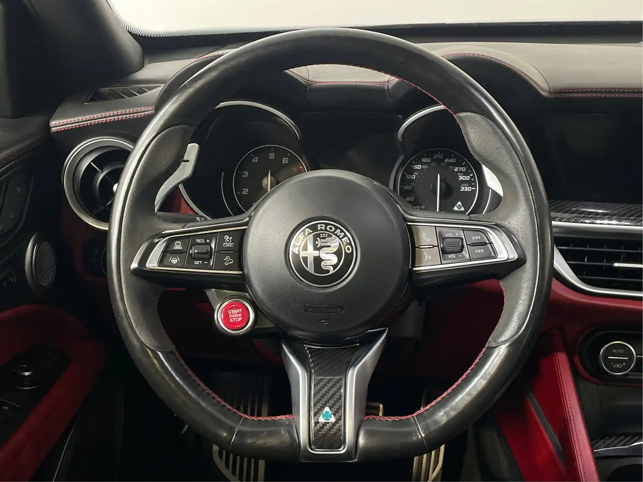 Alfa Romeo Stelvio снимка Alfa Romeo Stelvio