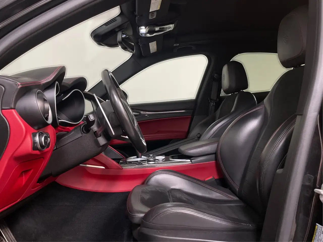Alfa Romeo Stelvio снимка Alfa Romeo Stelvio