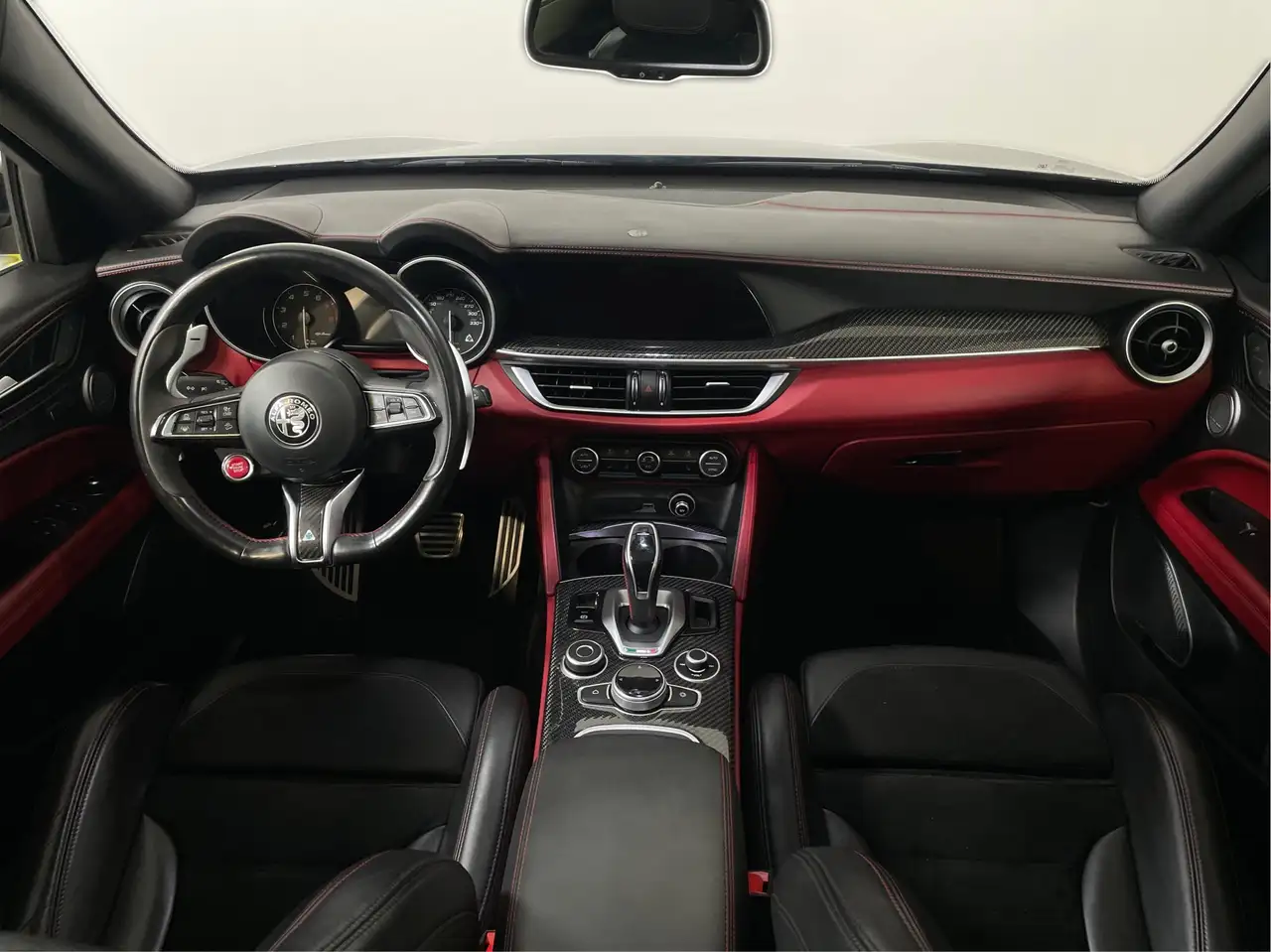 Alfa Romeo Stelvio снимка Alfa Romeo Stelvio
