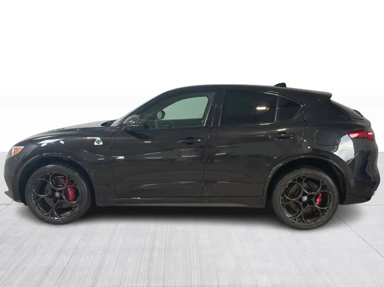 Alfa Romeo Stelvio снимка Alfa Romeo Stelvio