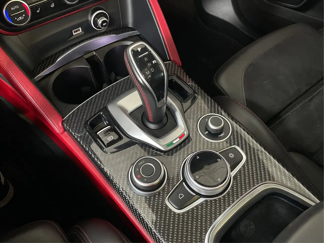 Alfa Romeo Stelvio снимка Alfa Romeo Stelvio