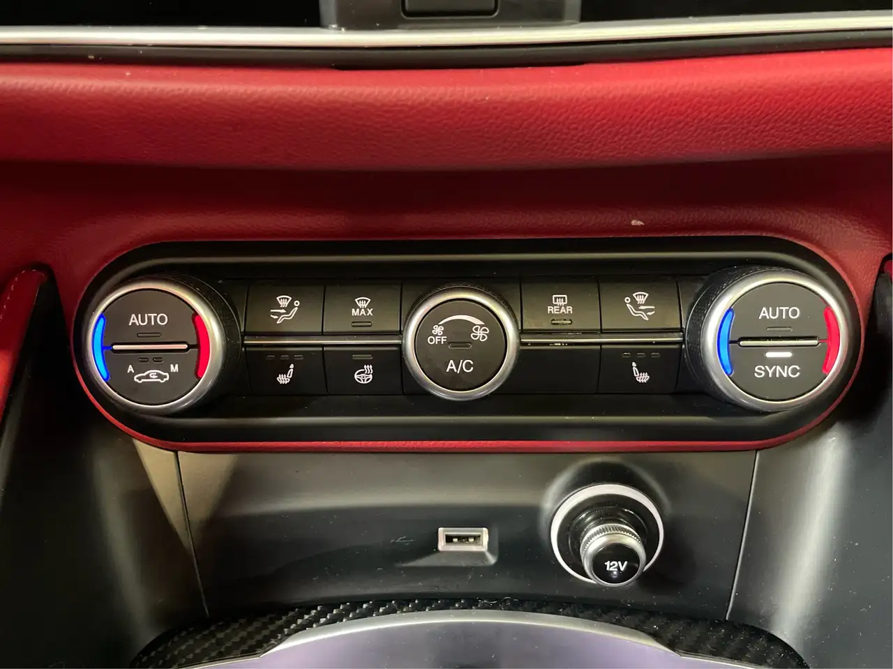 Alfa Romeo Stelvio снимка Alfa Romeo Stelvio