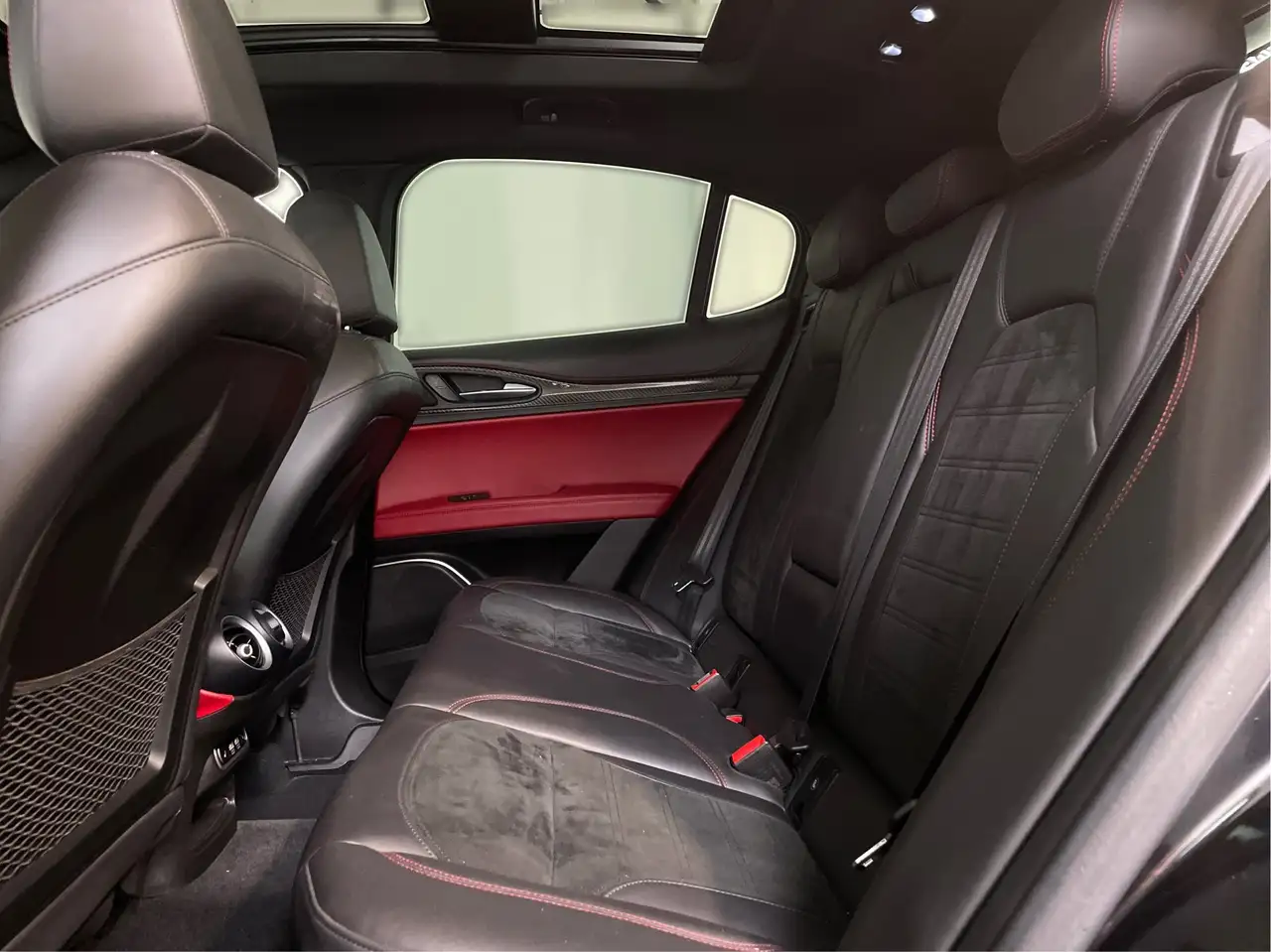 Alfa Romeo Stelvio снимка Alfa Romeo Stelvio