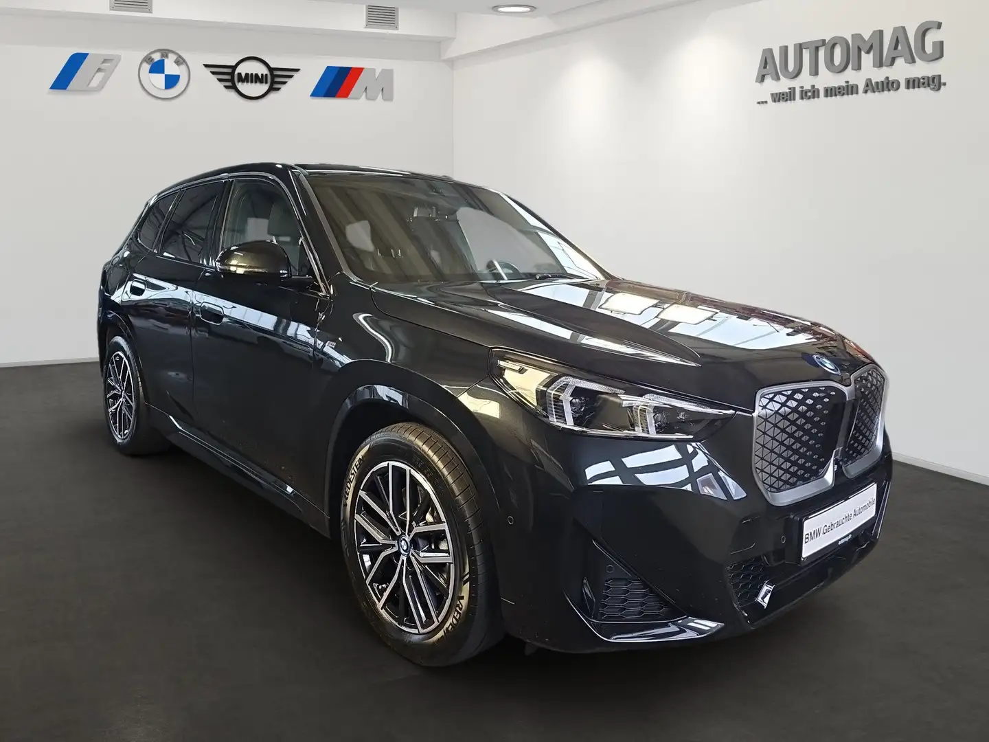 BMW iX 1 xDrive30 M-Sport*HeadUp*DrivingAssistPlus*ParkAs Schwarz - 2