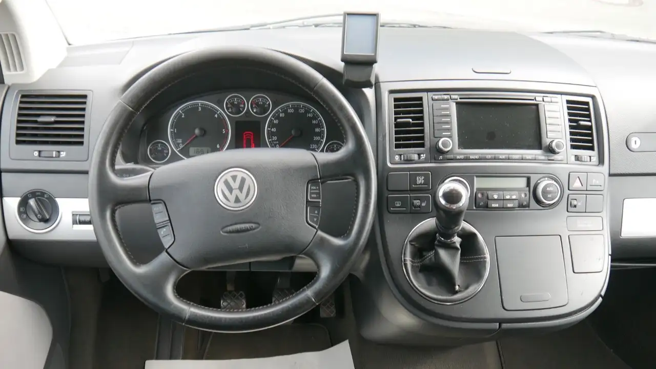 Volkswagen Multivan T5 2.5 TDI 4Motion United | 174 ch | BVM | 7 places | GPS | Chauffage auxiliaire | Climatisation 3 zones | Attelage