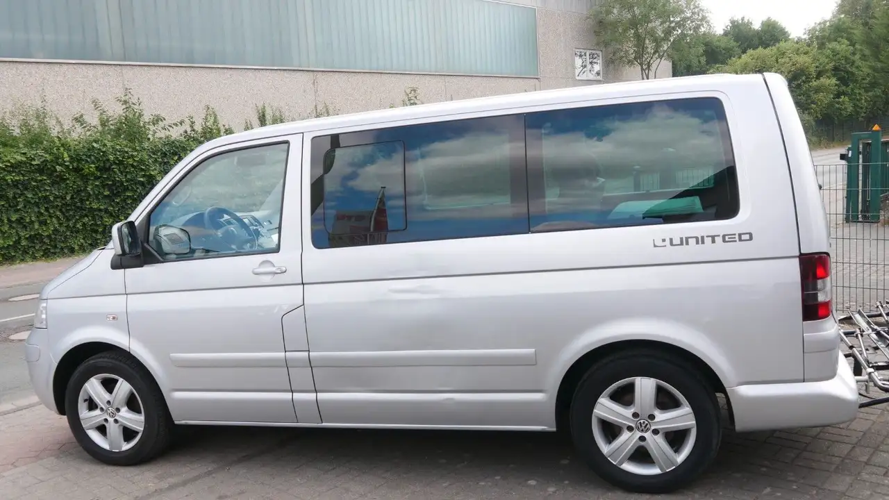 Volkswagen Multivan T5 2.5 TDI 4Motion United | 174 ch | BVM | 7 places | GPS | Chauffage auxiliaire | Climatisation 3 zones | Attelage