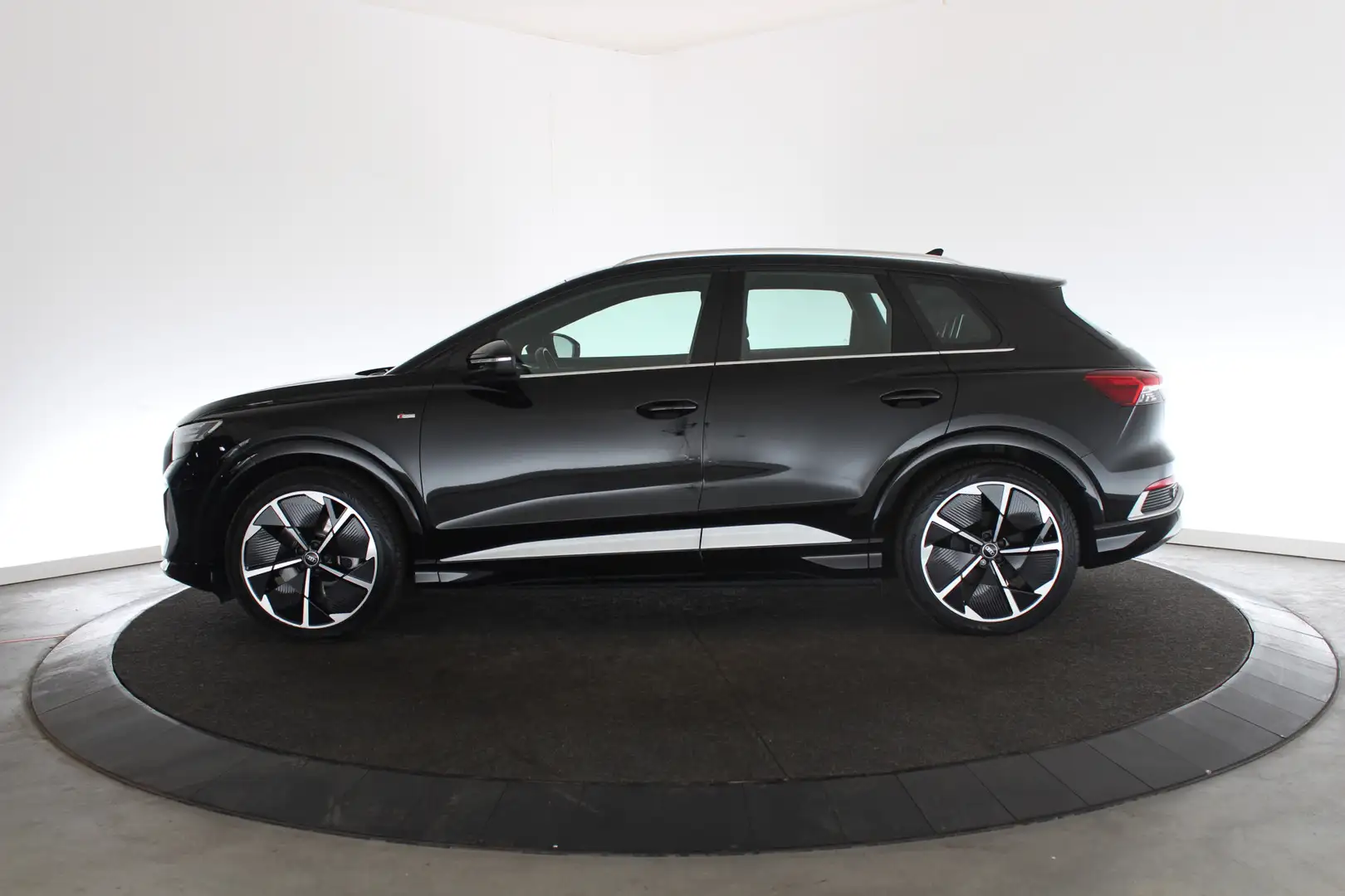 Audi Q4 e-tron 45 S Edition 82 kWh | Operational lease 970.- ex b Zwart - 2