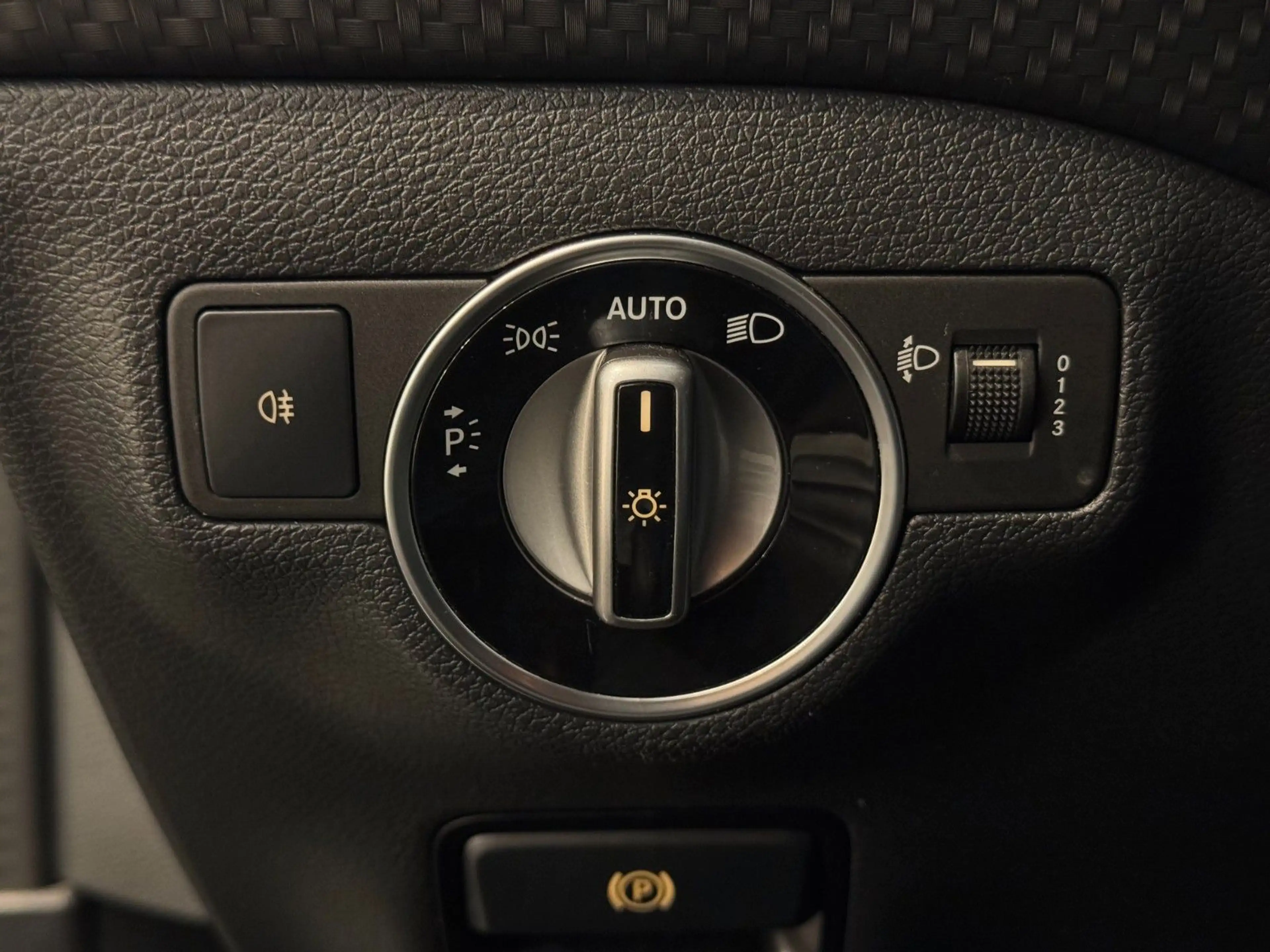 Mercedes-Benz A 180 Automatik AMG-LINE NAVI PDC TEMP SHZ BLTH — photo 12