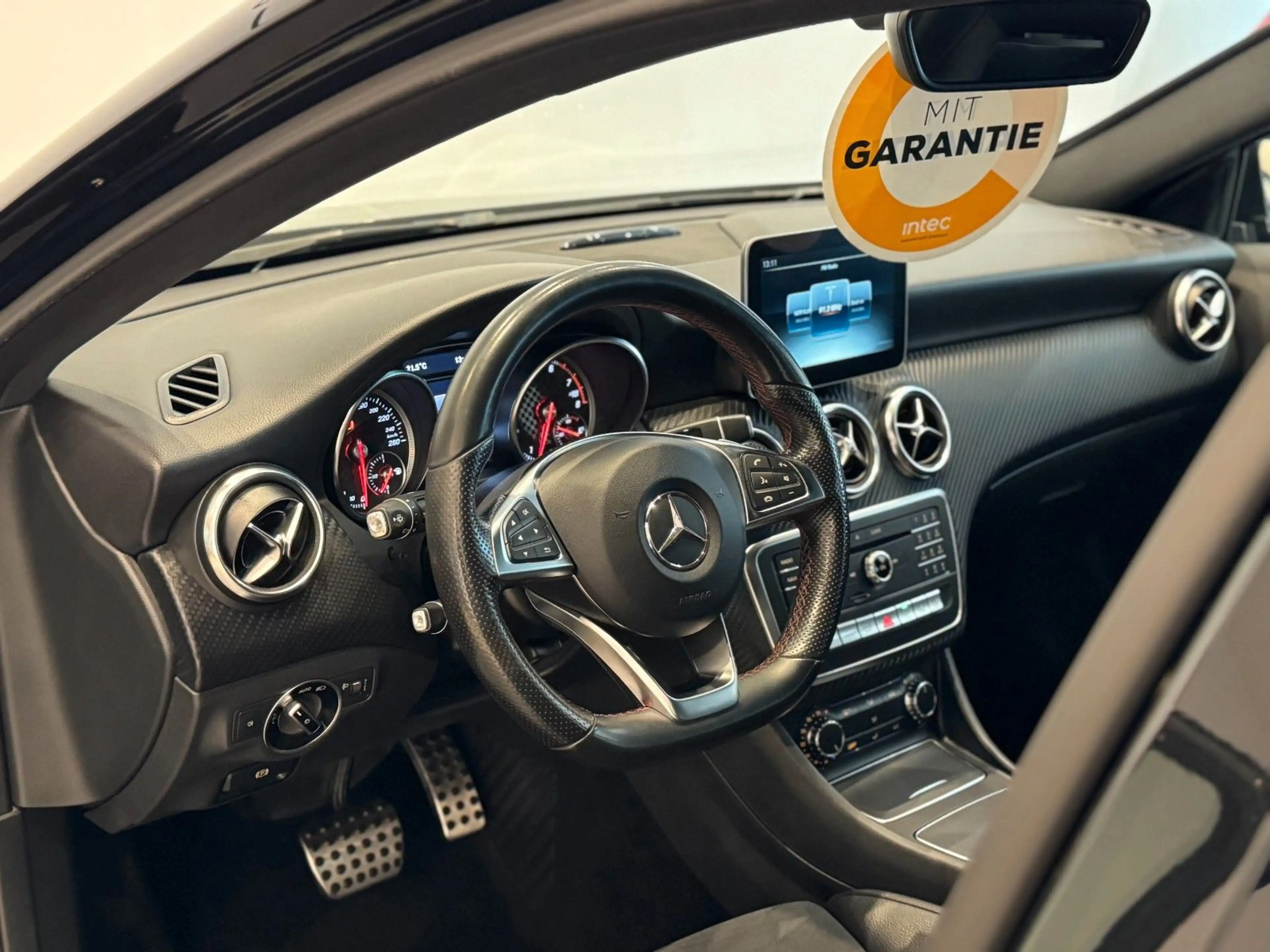 Mercedes-Benz A 180 Automatik AMG-LINE NAVI PDC TEMP SHZ BLTH — photo 5