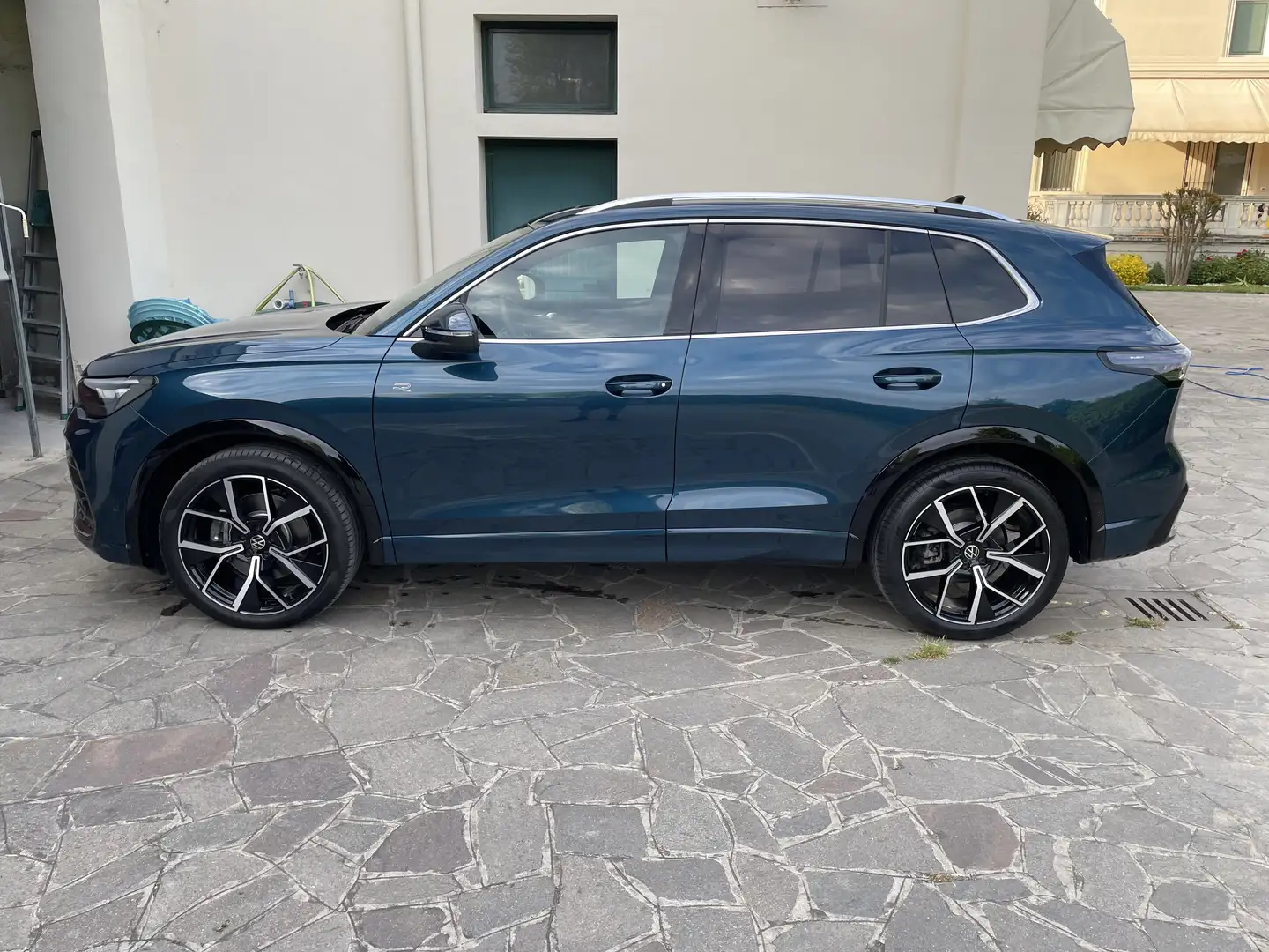 Volkswagen Tiguan 2.0 tdi R-Line Plus 150cv dsg 4 ANNI GARANZIA - 2