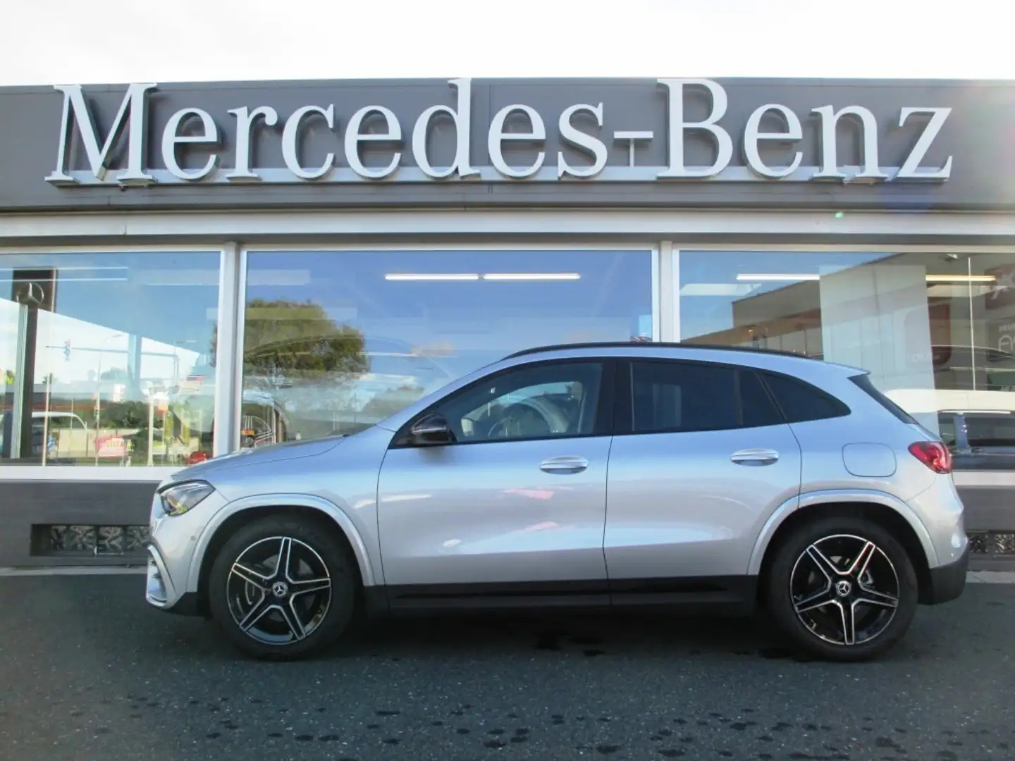 Mercedes-Benz GLA 200 d 4MATIC Österreich-Edition AMG Line AMG Silber - 2