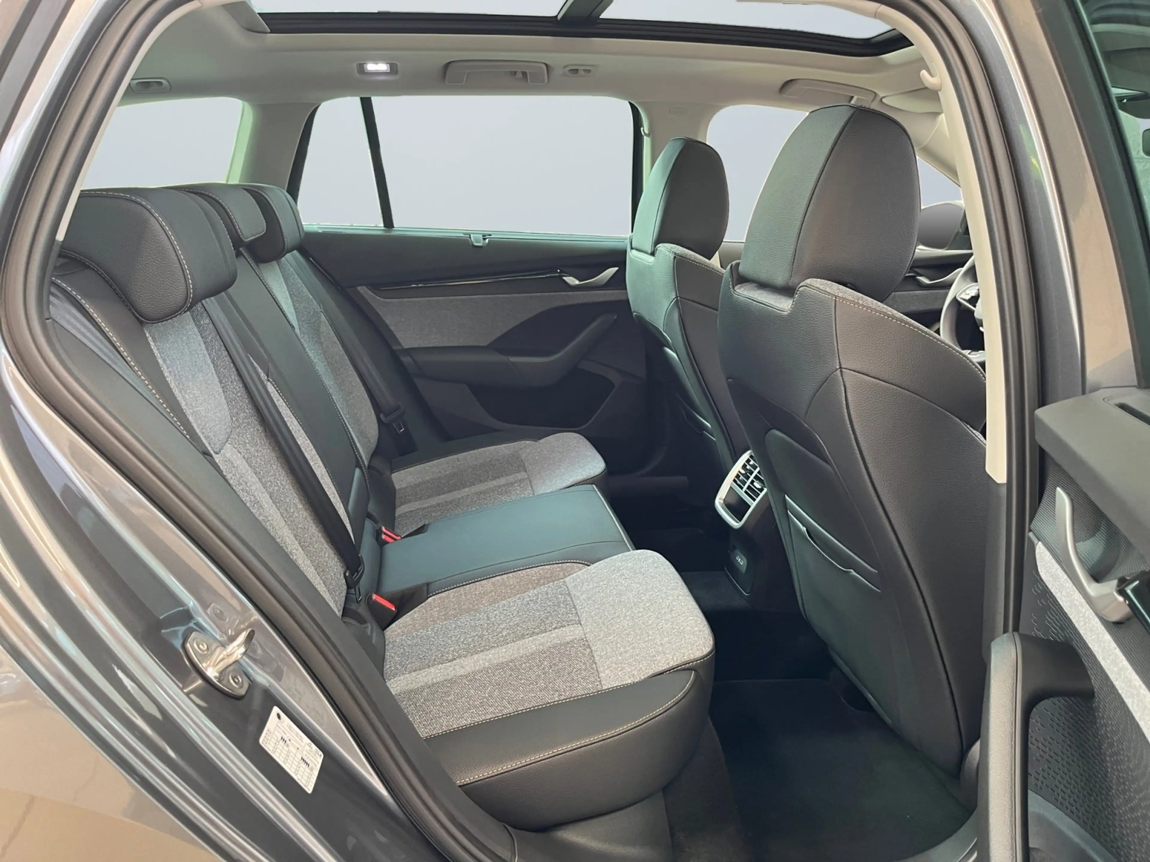 Skoda Octavia Combi Tour 2.0 TDI DSG Standheiz. MATRIX — photo 13