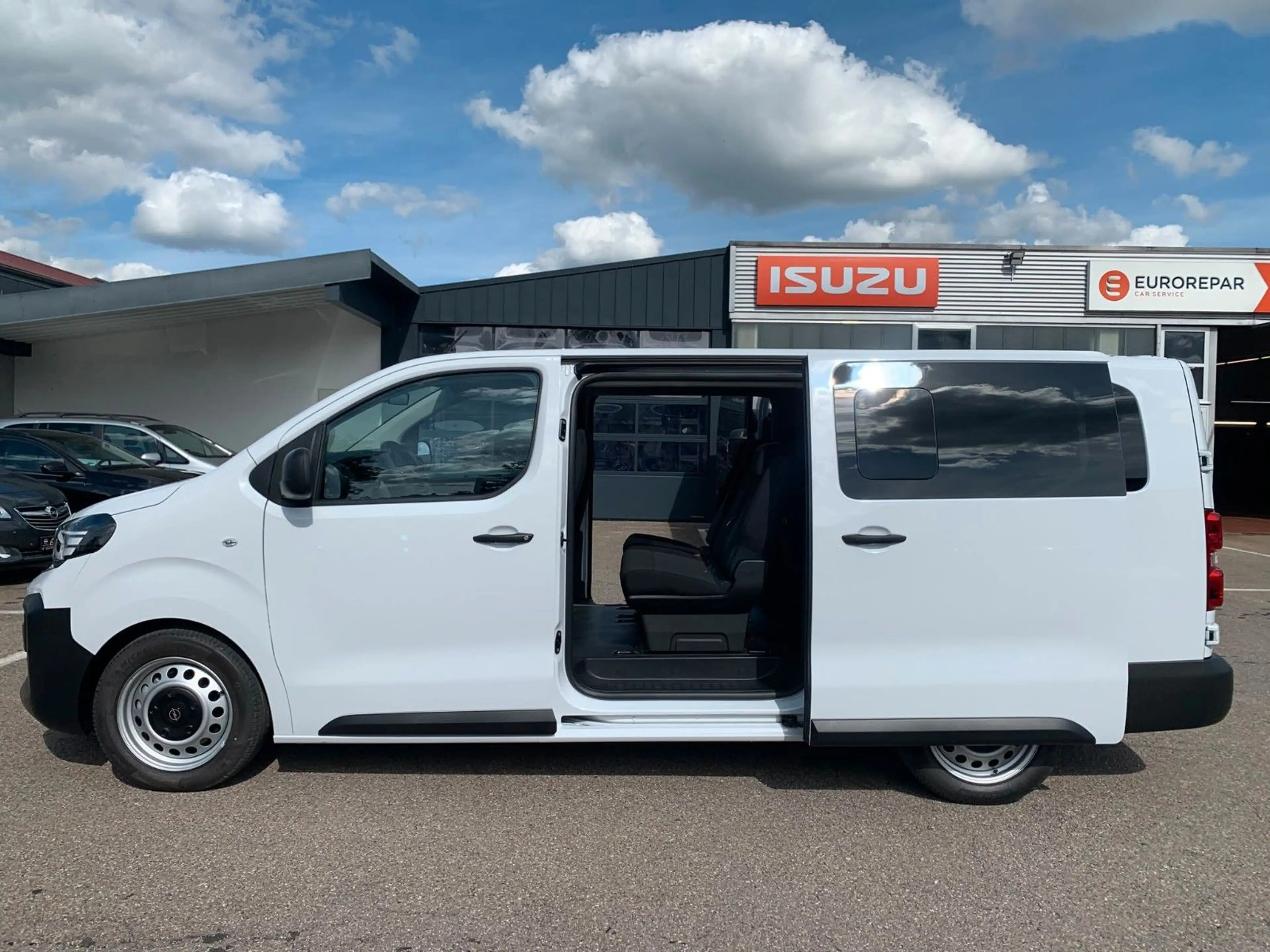 Opel Vivaro Kombi XL 8 Sitze Vollausstattung — photo 8