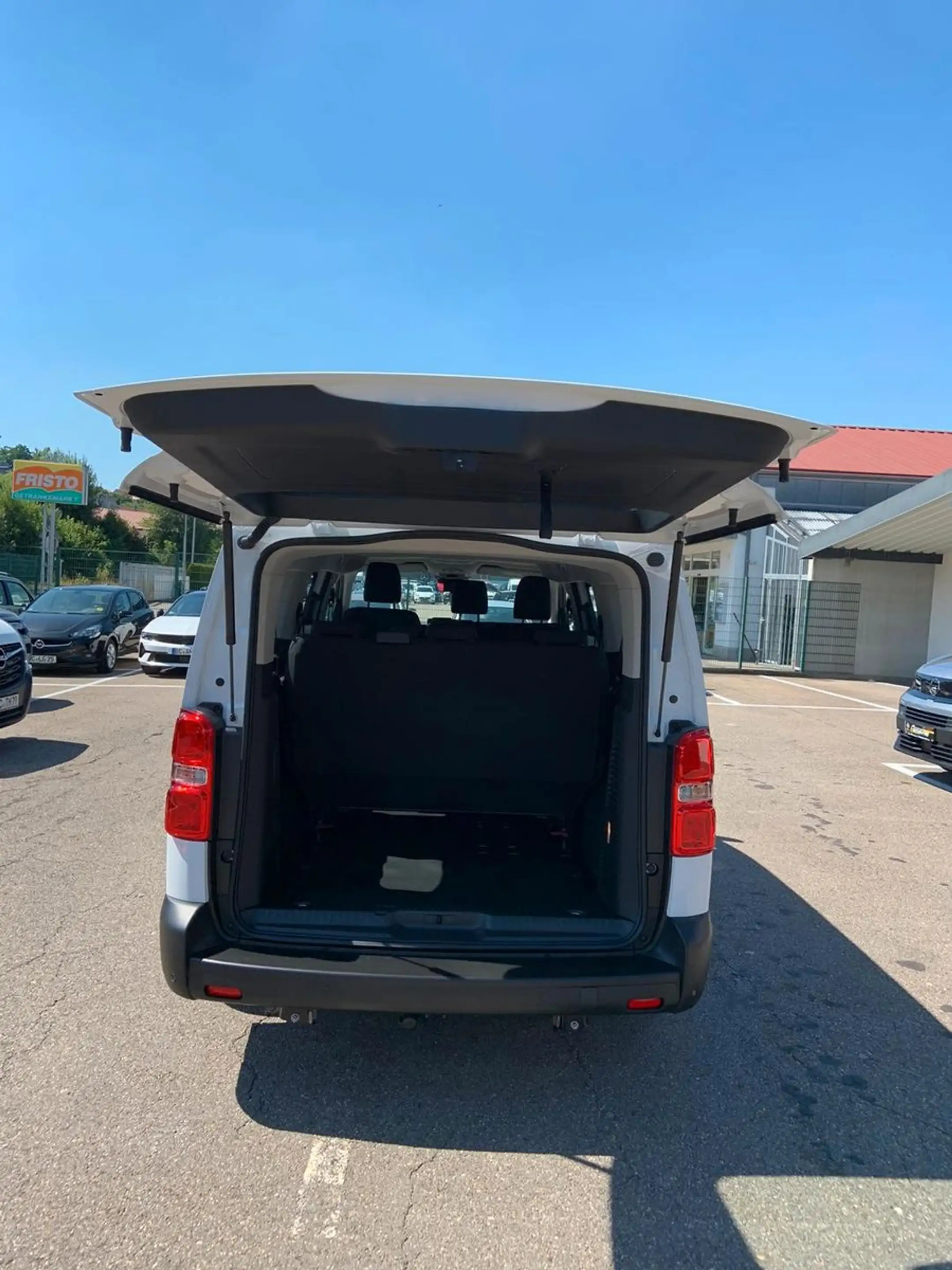 Opel Vivaro Kombi XL 8 Sitze Vollausstattung — photo 7