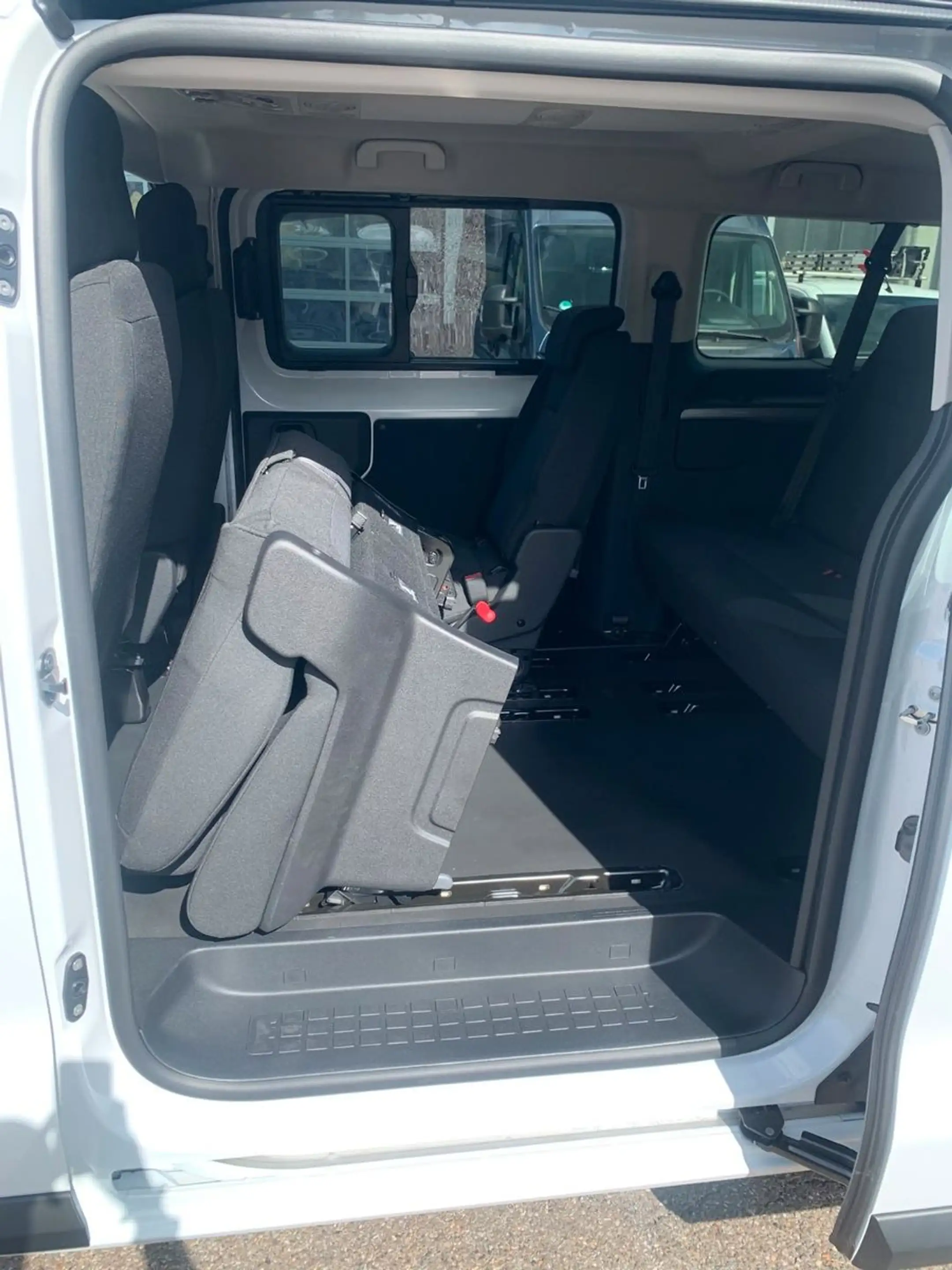 Opel Vivaro Kombi XL 8 Sitze Vollausstattung — photo 17