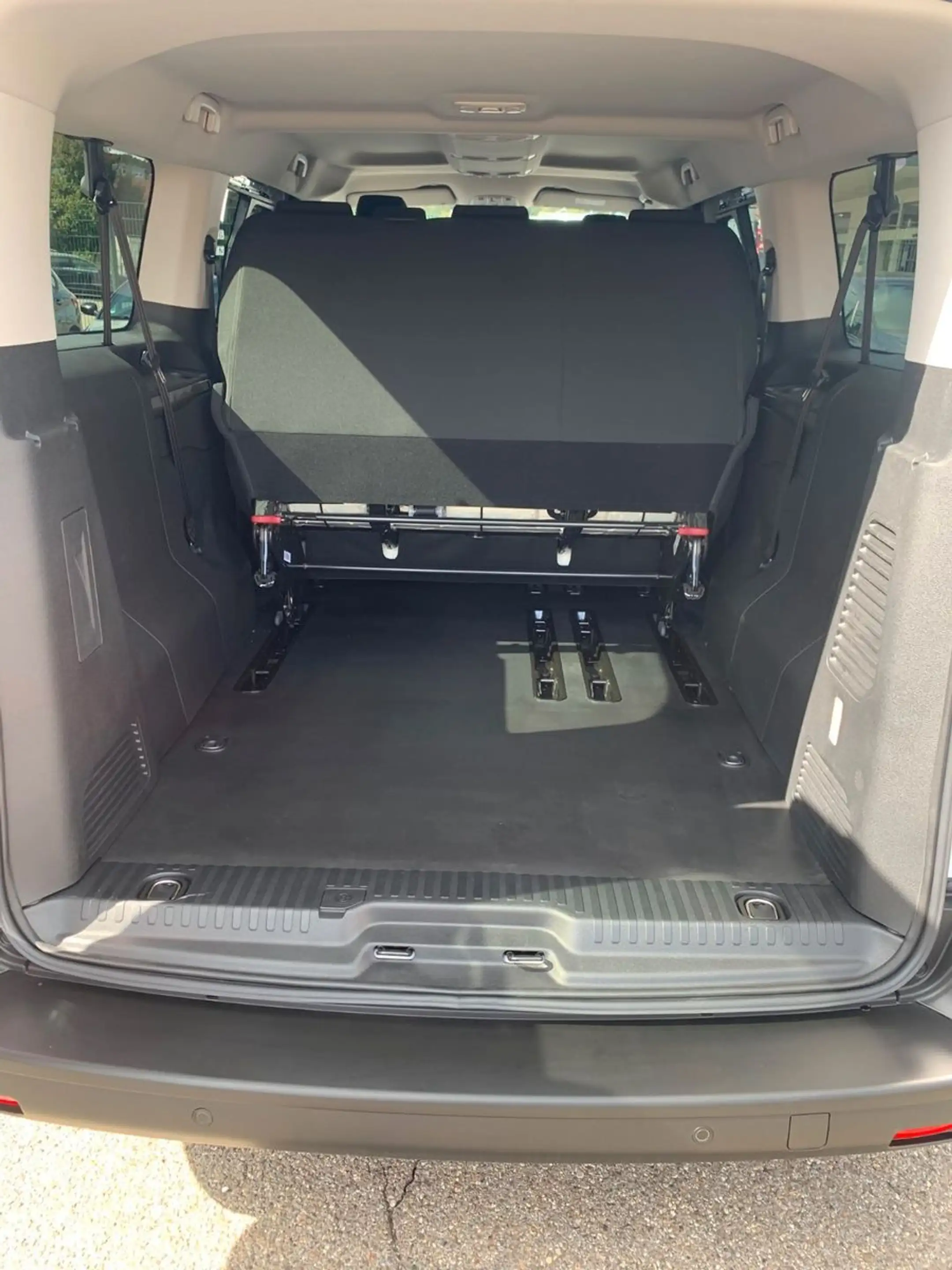 Opel Vivaro Kombi XL 8 Sitze Vollausstattung — photo 18