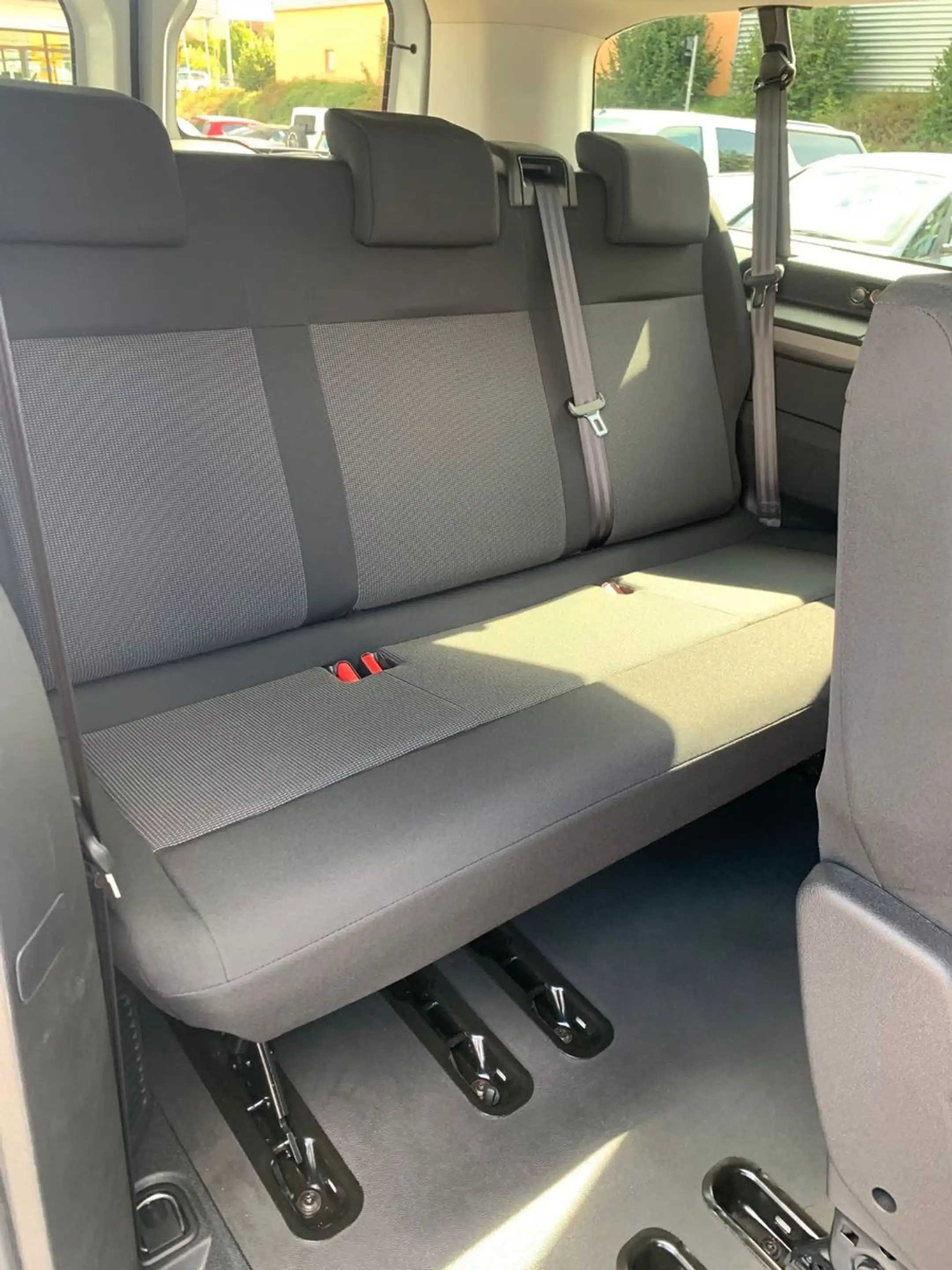 Opel Vivaro Kombi XL 8 Sitze Vollausstattung — photo 20